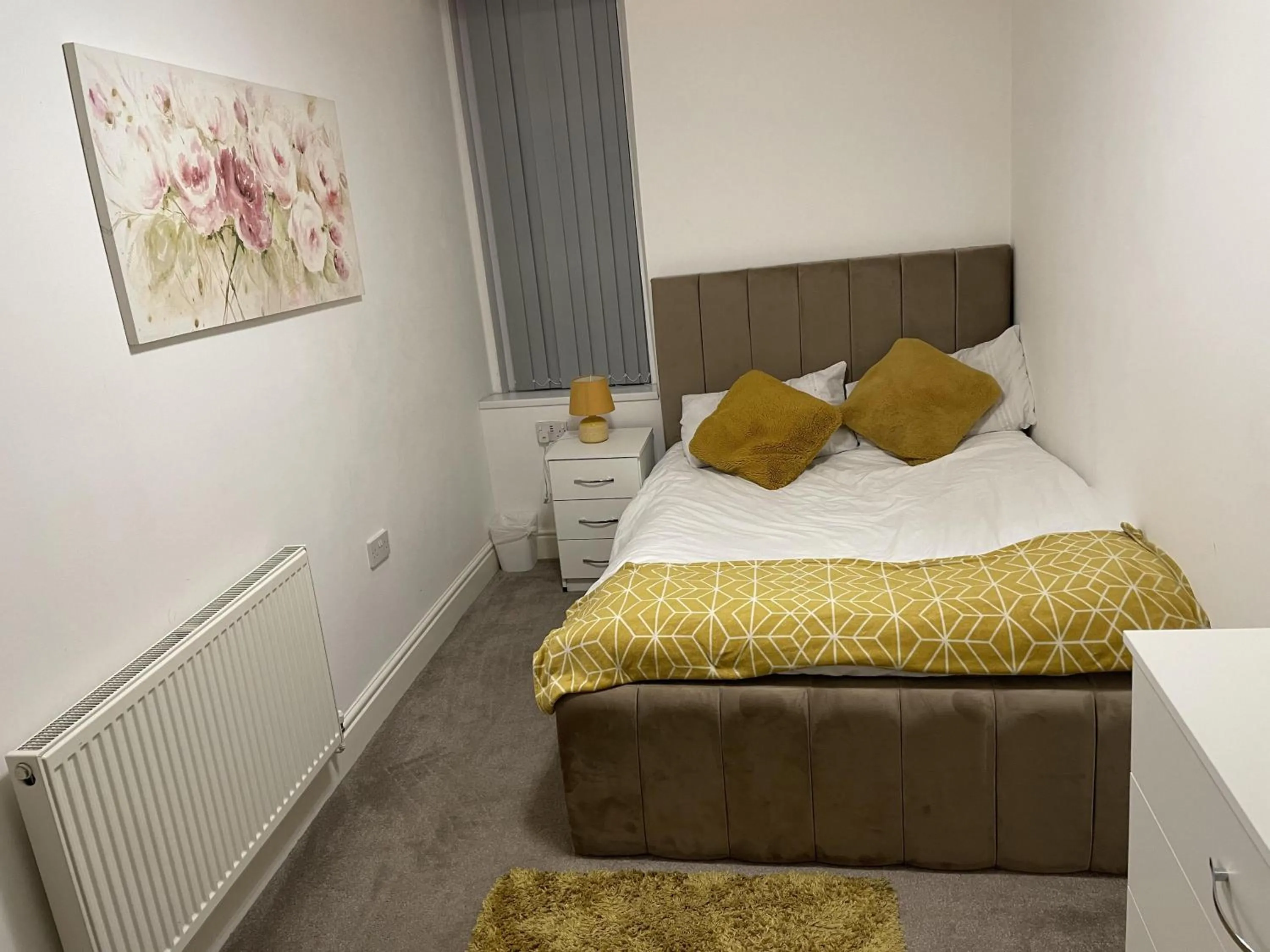 2 Bed Flat - Sleeps 4 - Jacuzzi Bath - Parking