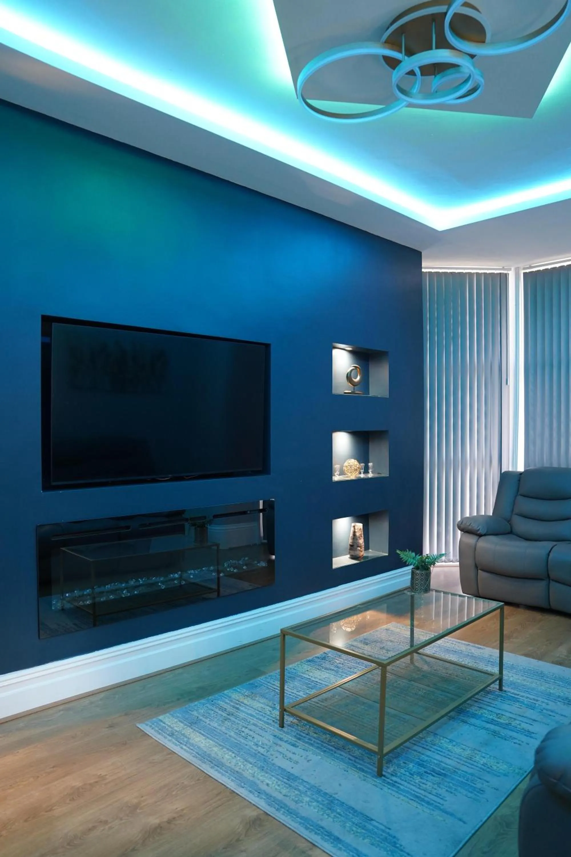 2 Bed Flat - Sleeps 4 - Jacuzzi Bath - Parking