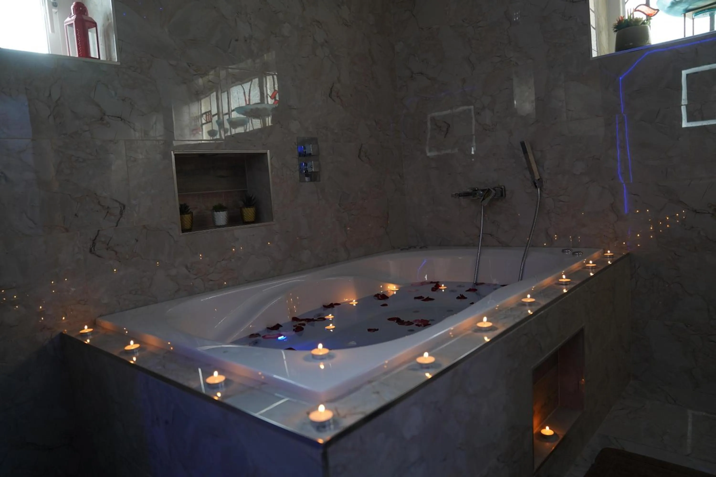 2 Bed Flat - Sleeps 4 - Jacuzzi Bath - Parking