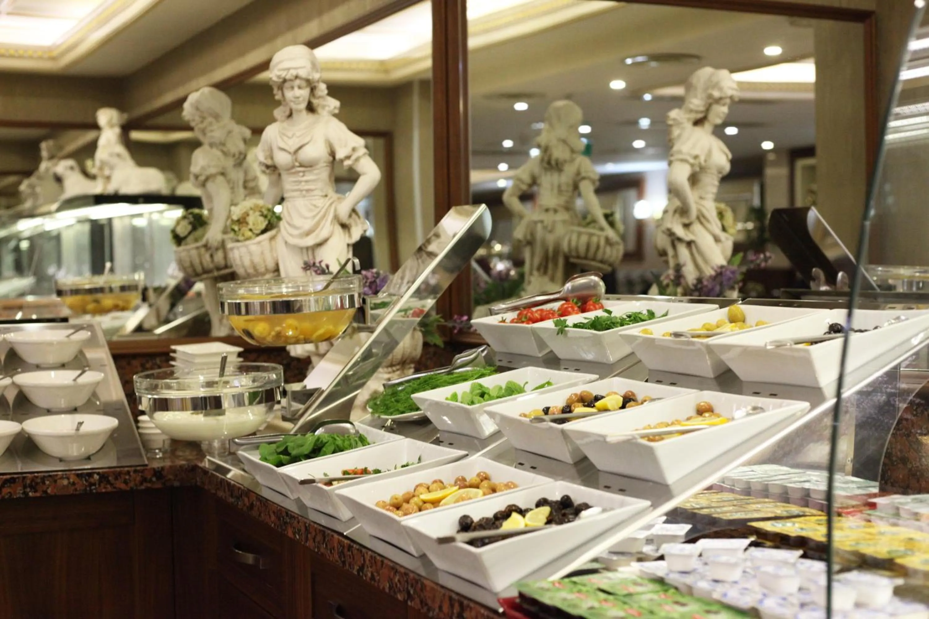 Restaurant/places to eat in Halifaks Hotel