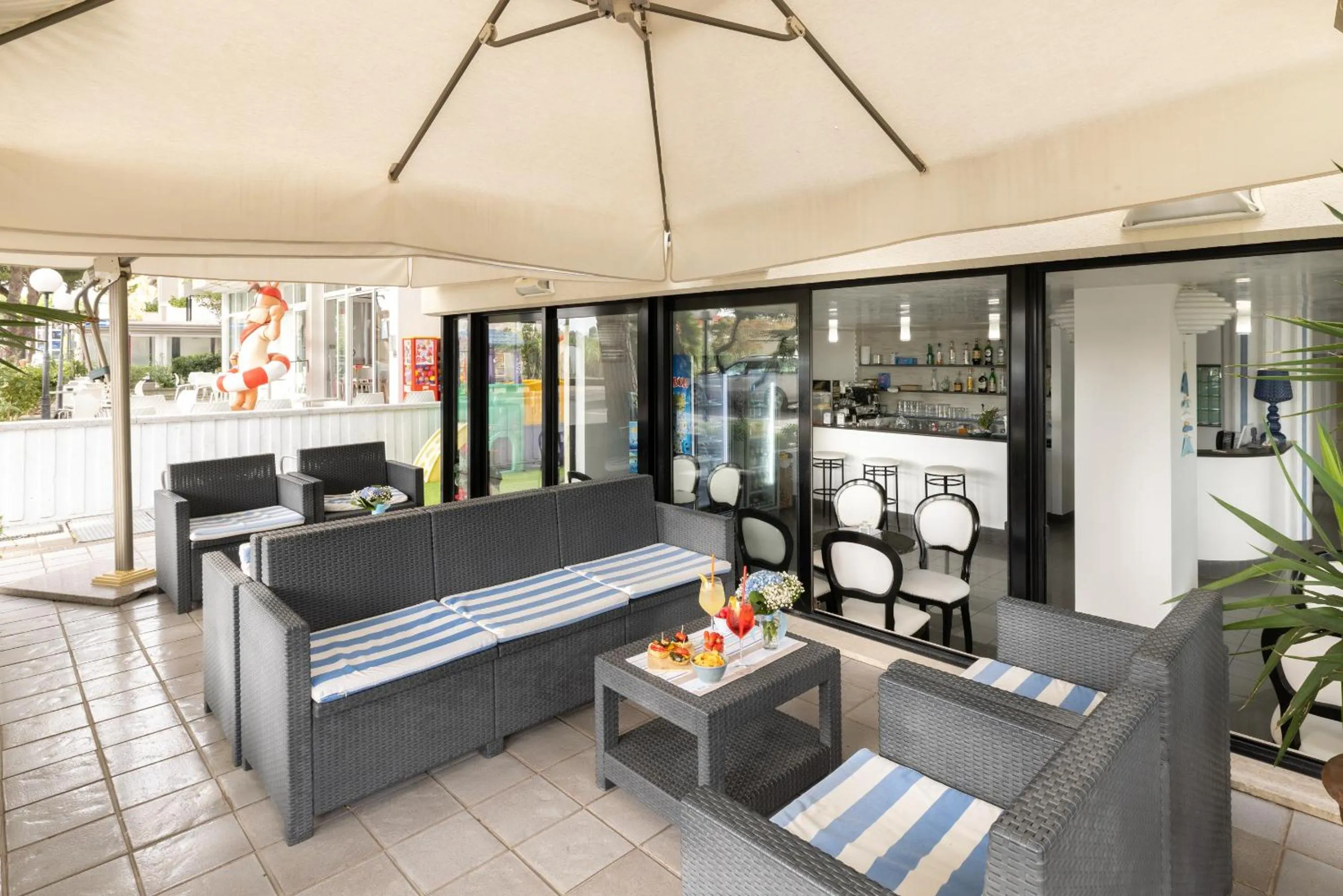 Restaurant/places to eat in Hotel Capitol