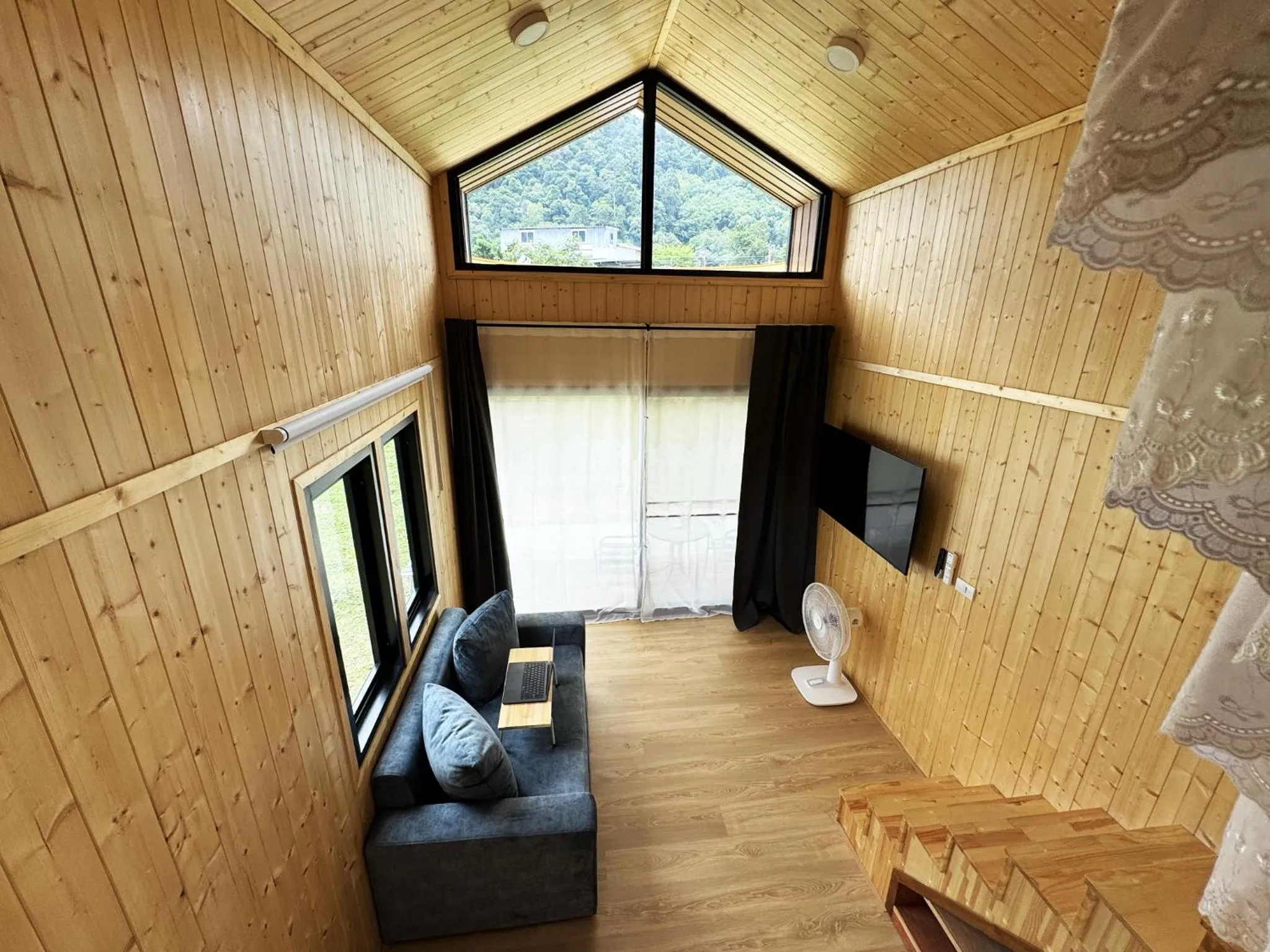 Communal lounge/ TV room in Abrite House - Tiny House Koh Lanta