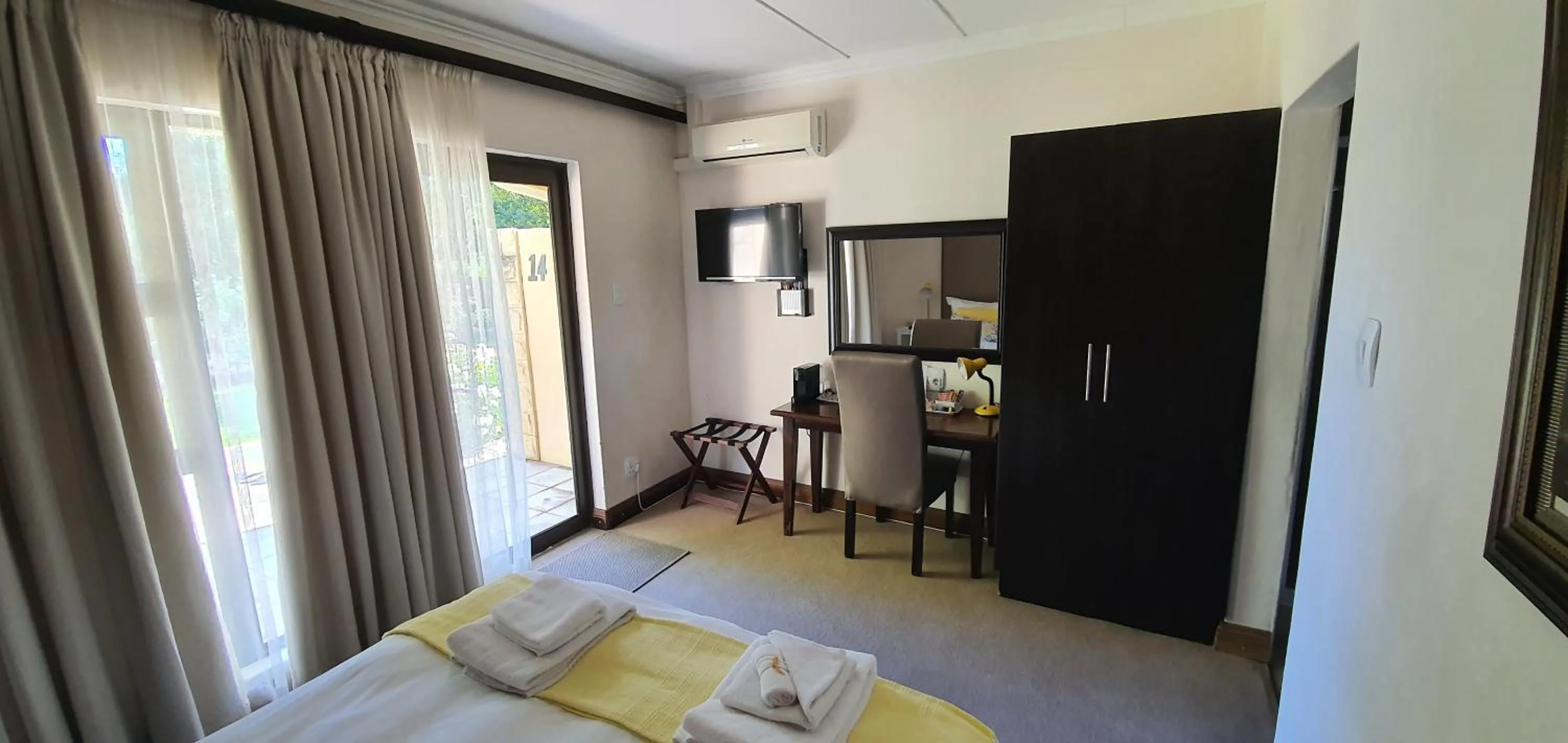 Photo of the whole room, Bed in Acacia Lodge