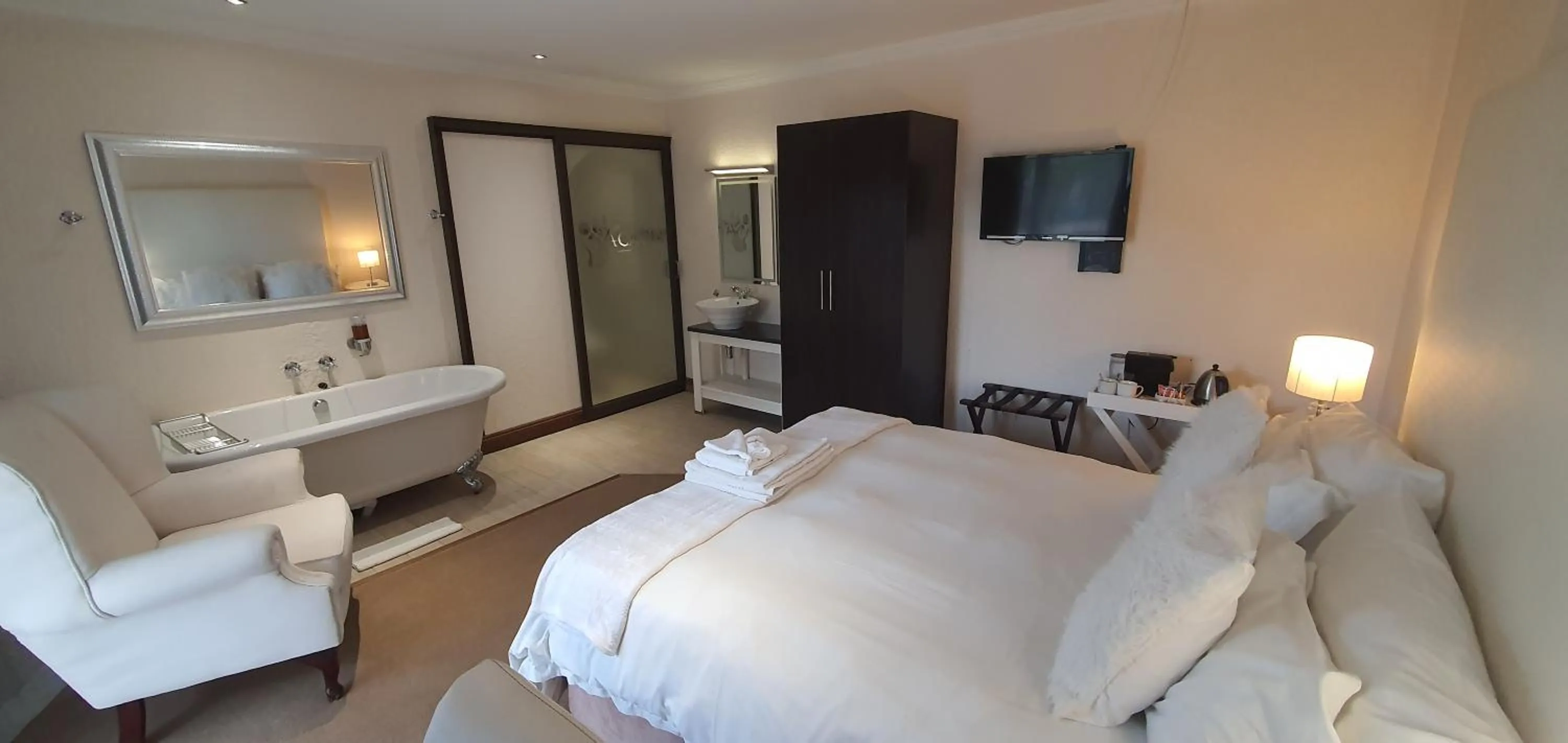 Photo of the whole room, Bed in Acacia Lodge