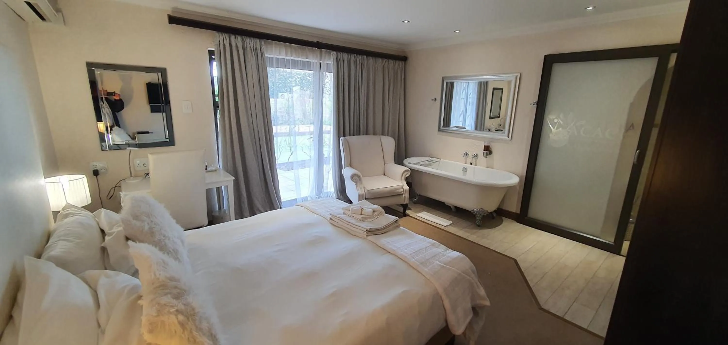 Bedroom, Bed in Acacia Lodge