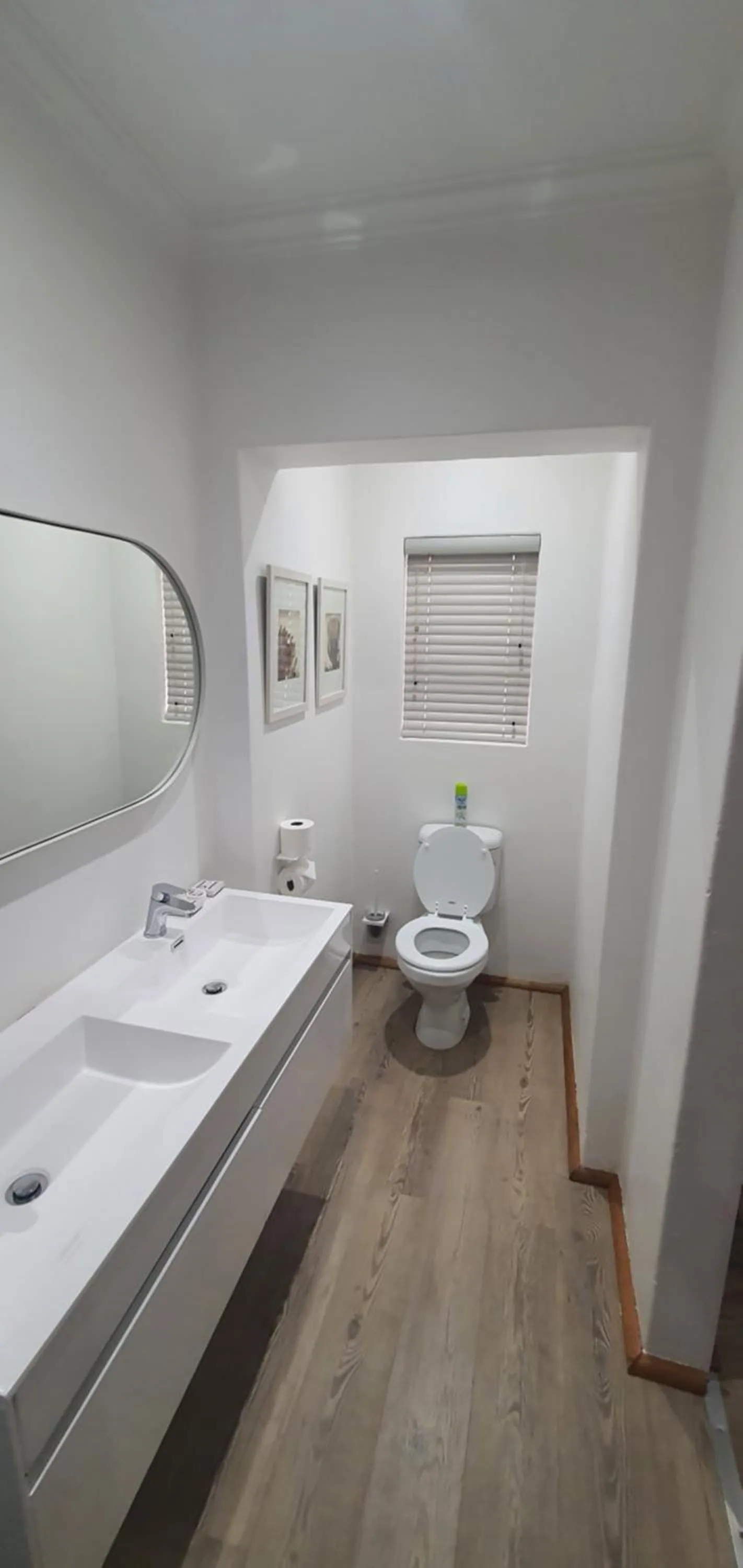 Toilet in Acacia Lodge