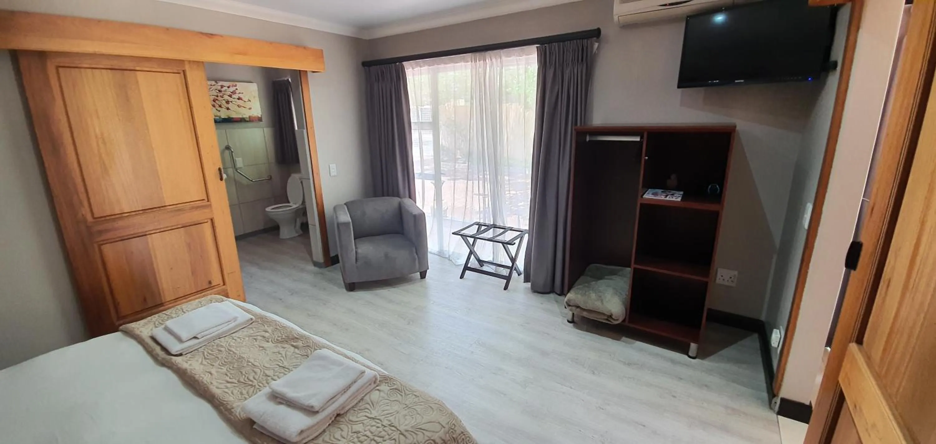 Photo of the whole room, Bed in Acacia Lodge