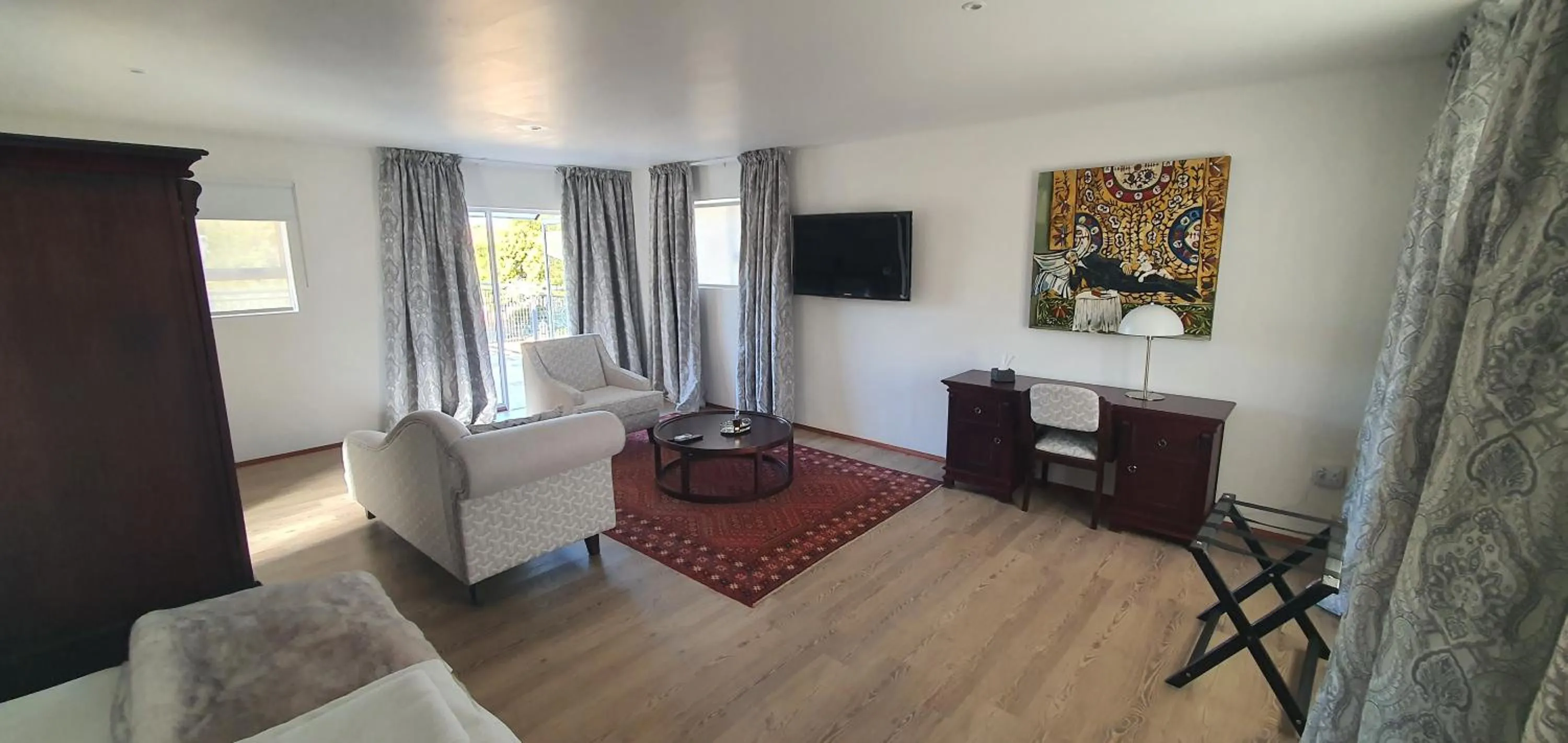 Communal lounge/ TV room in Acacia Lodge