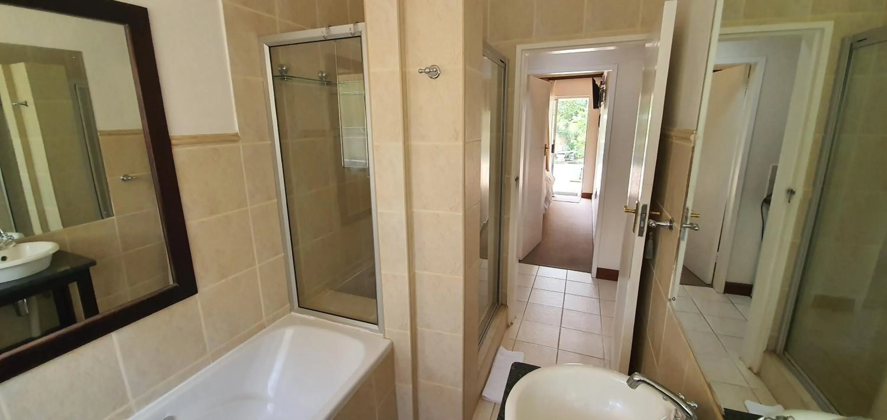 Bathroom in Acacia Lodge