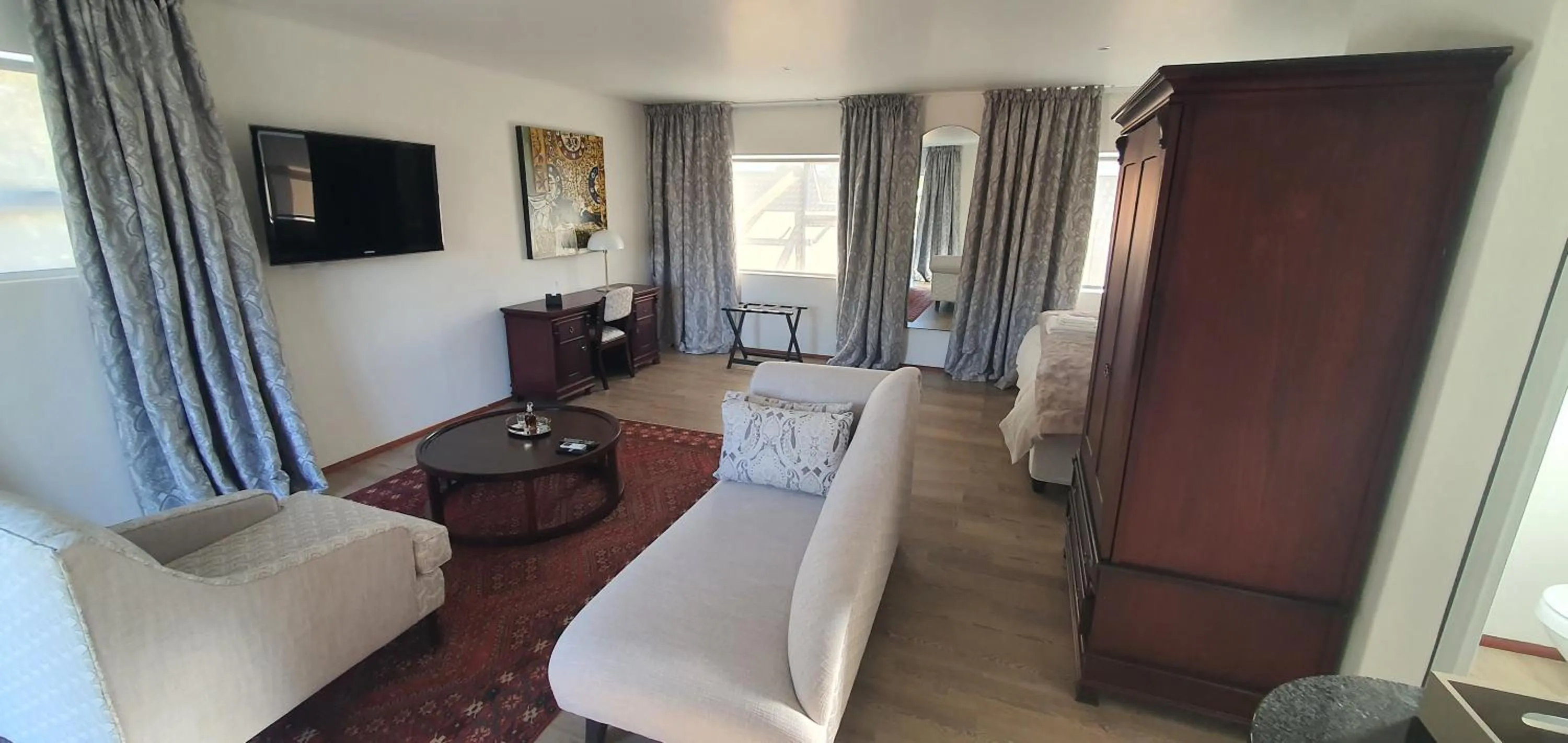 Communal lounge/ TV room, Bed in Acacia Lodge