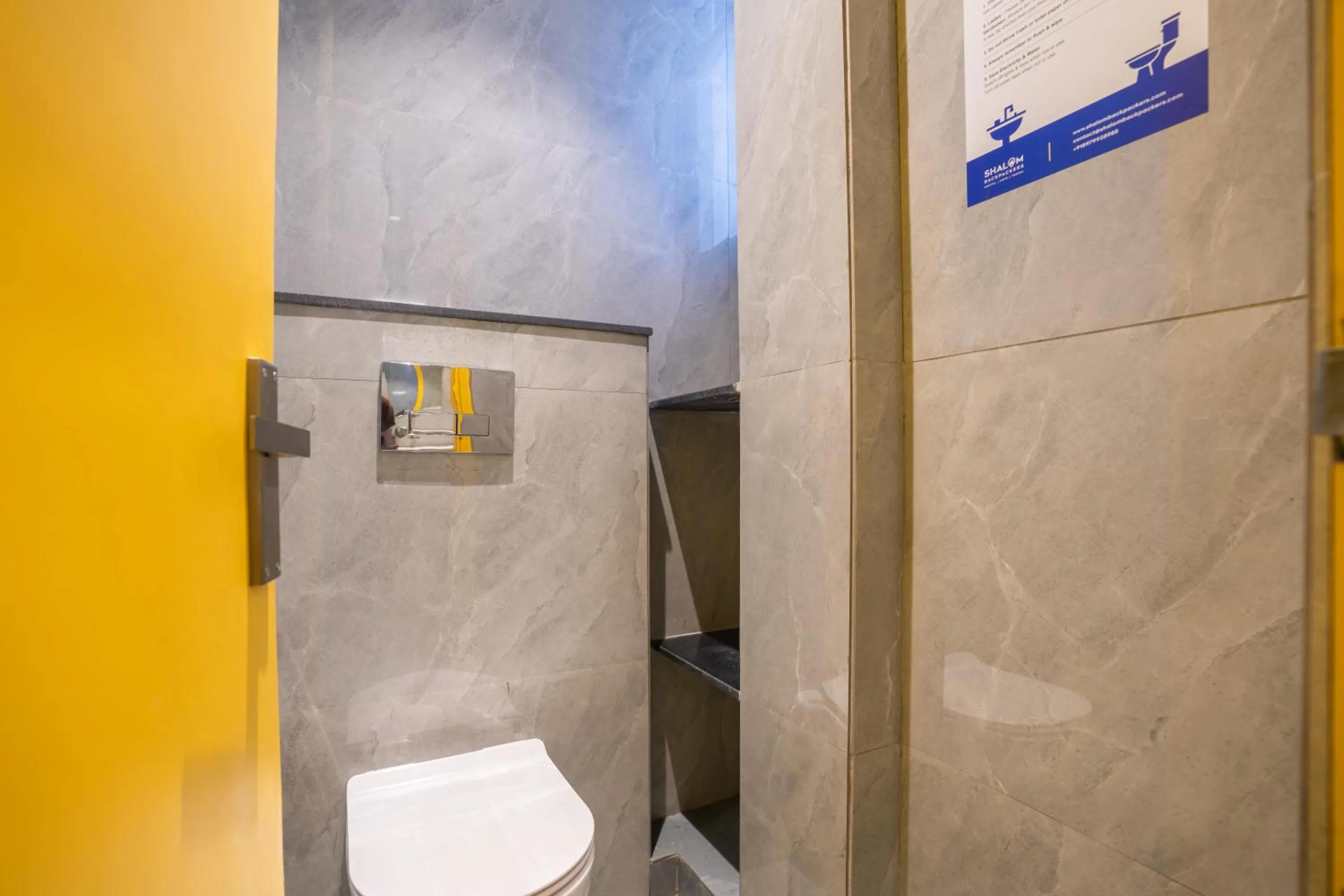 Toilet in Shalom Backpackers Jaipur