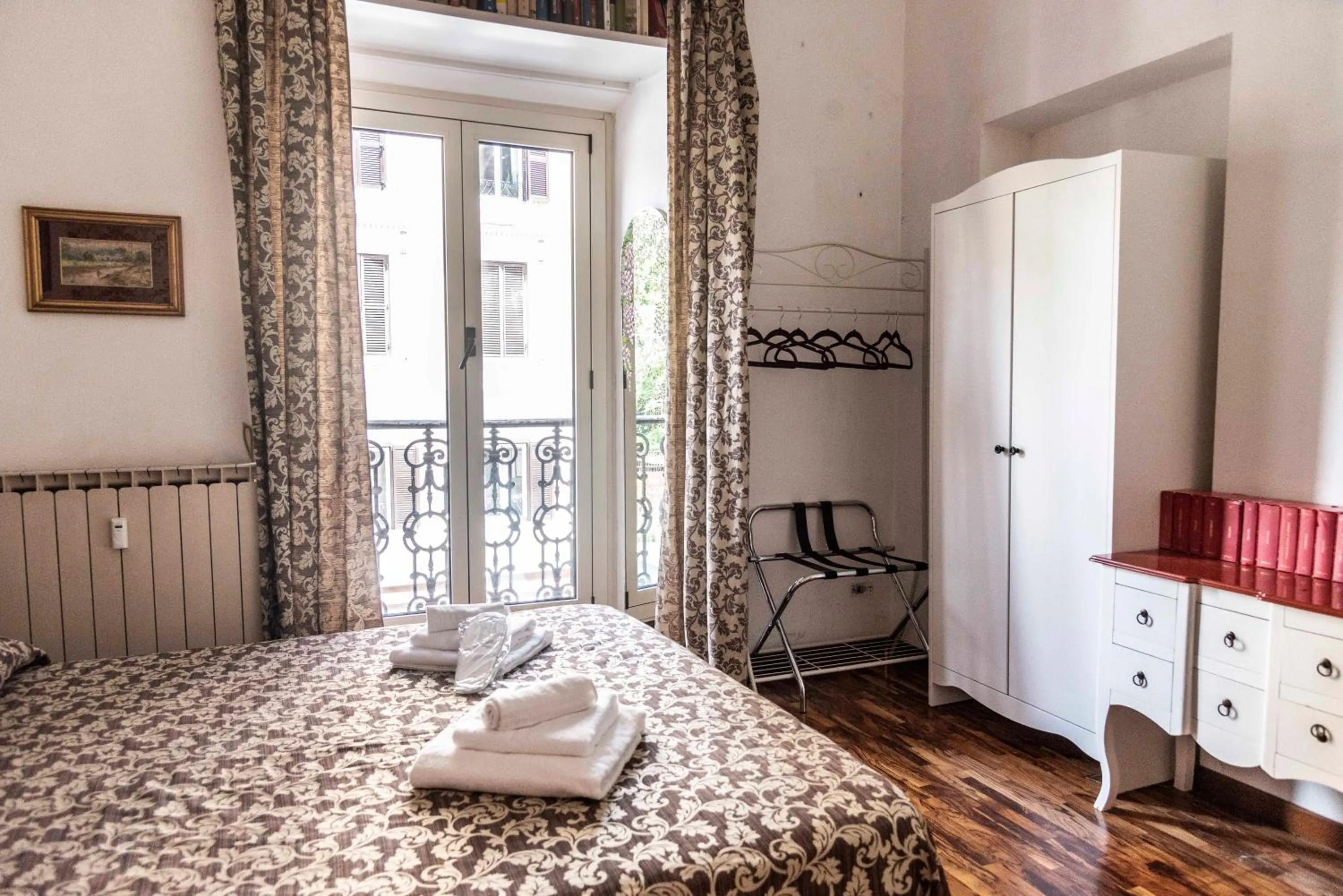 Bedroom, Bed in Merulana Suite Apartment