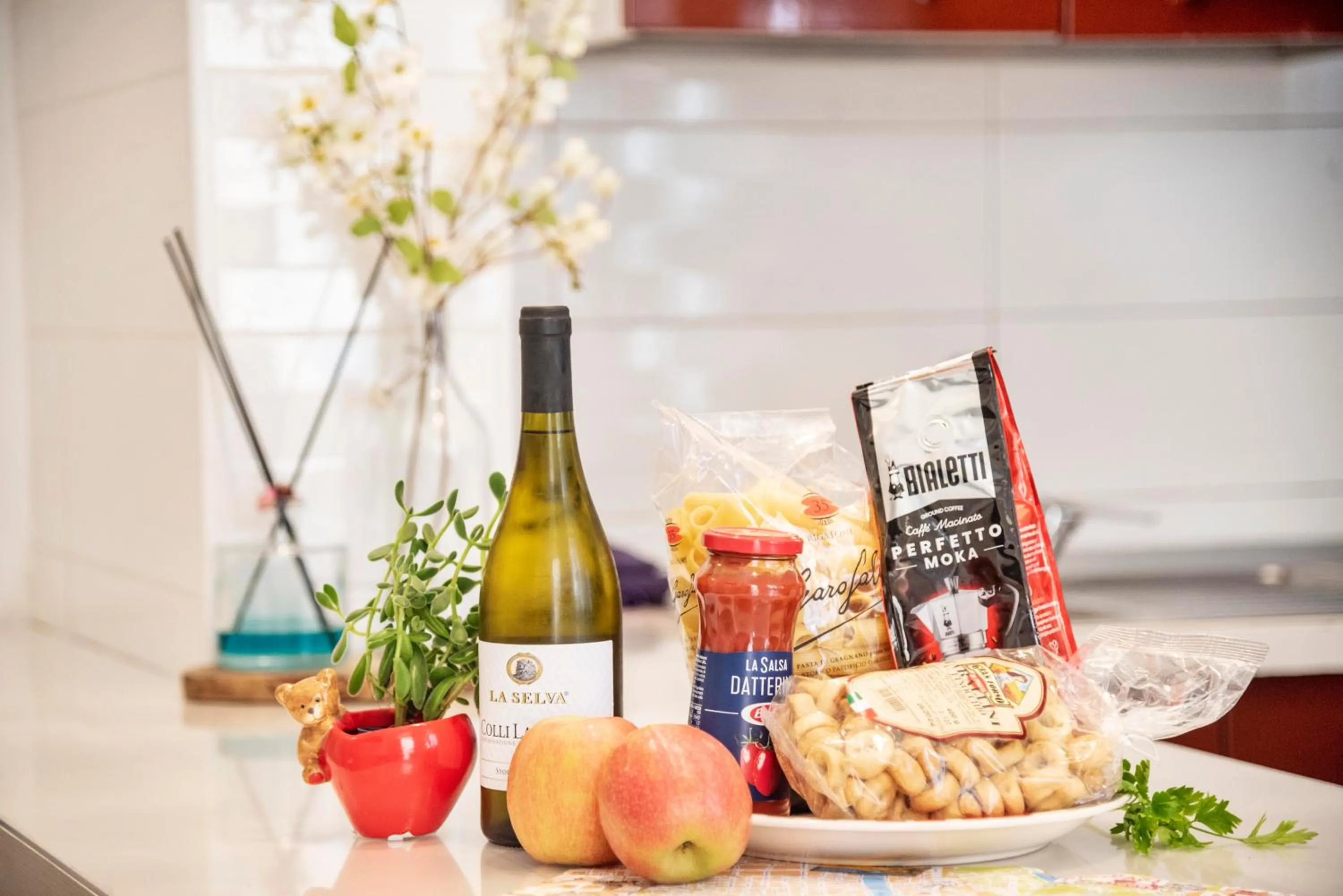 Food and drinks in Merulana Suite Apartment