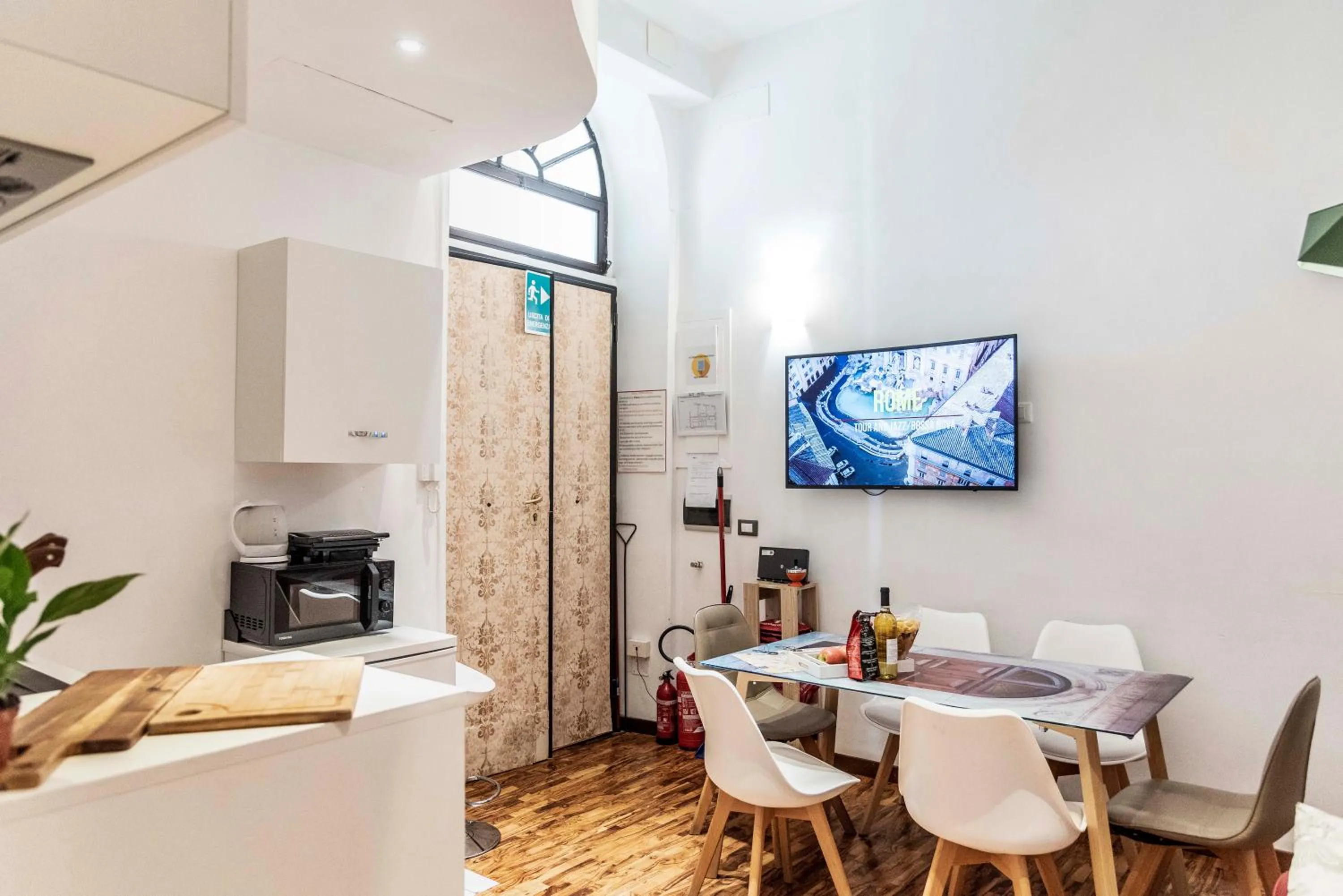 TV and multimedia in Merulana Suite Apartment