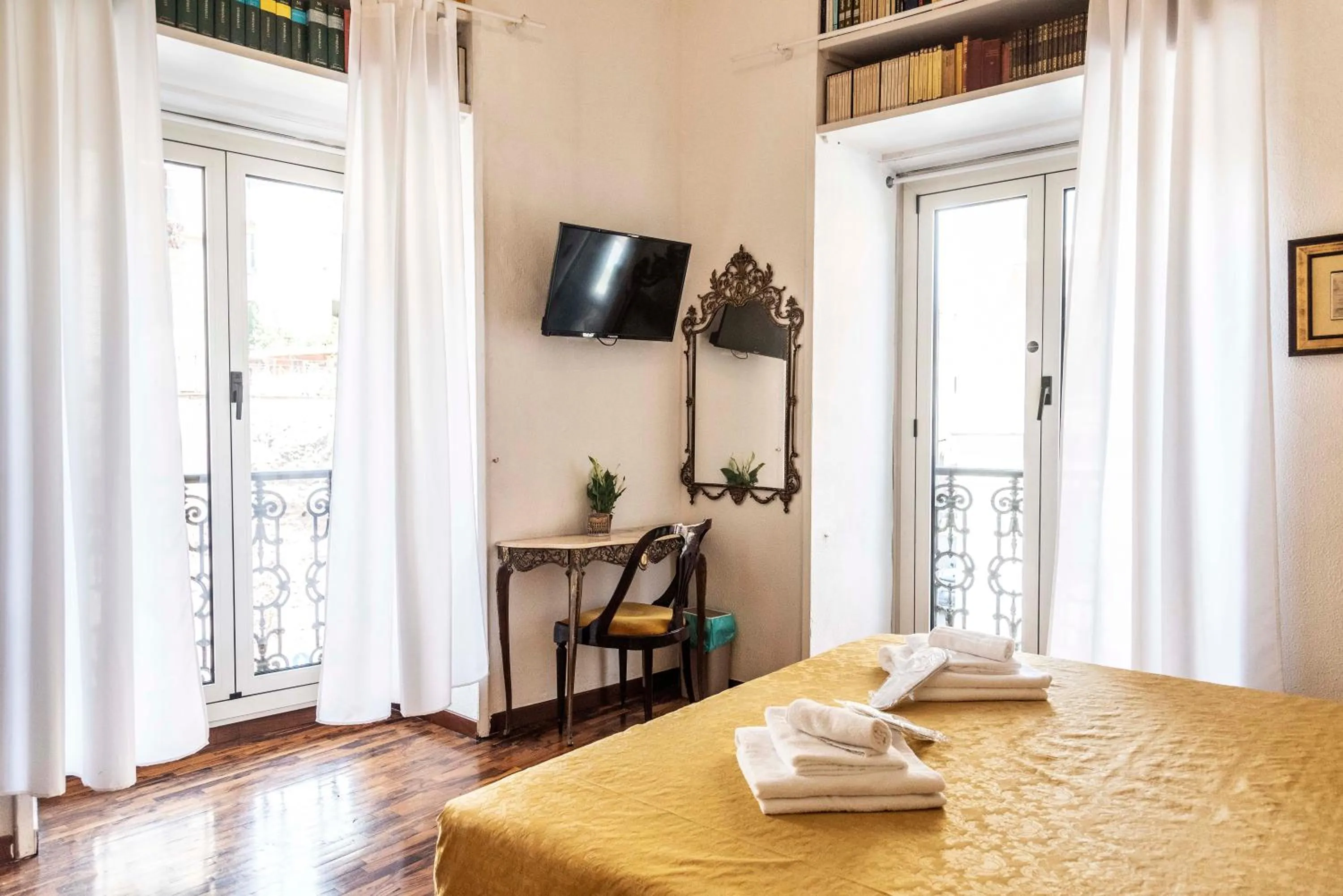 TV and multimedia, Bed in Merulana Suite Apartment