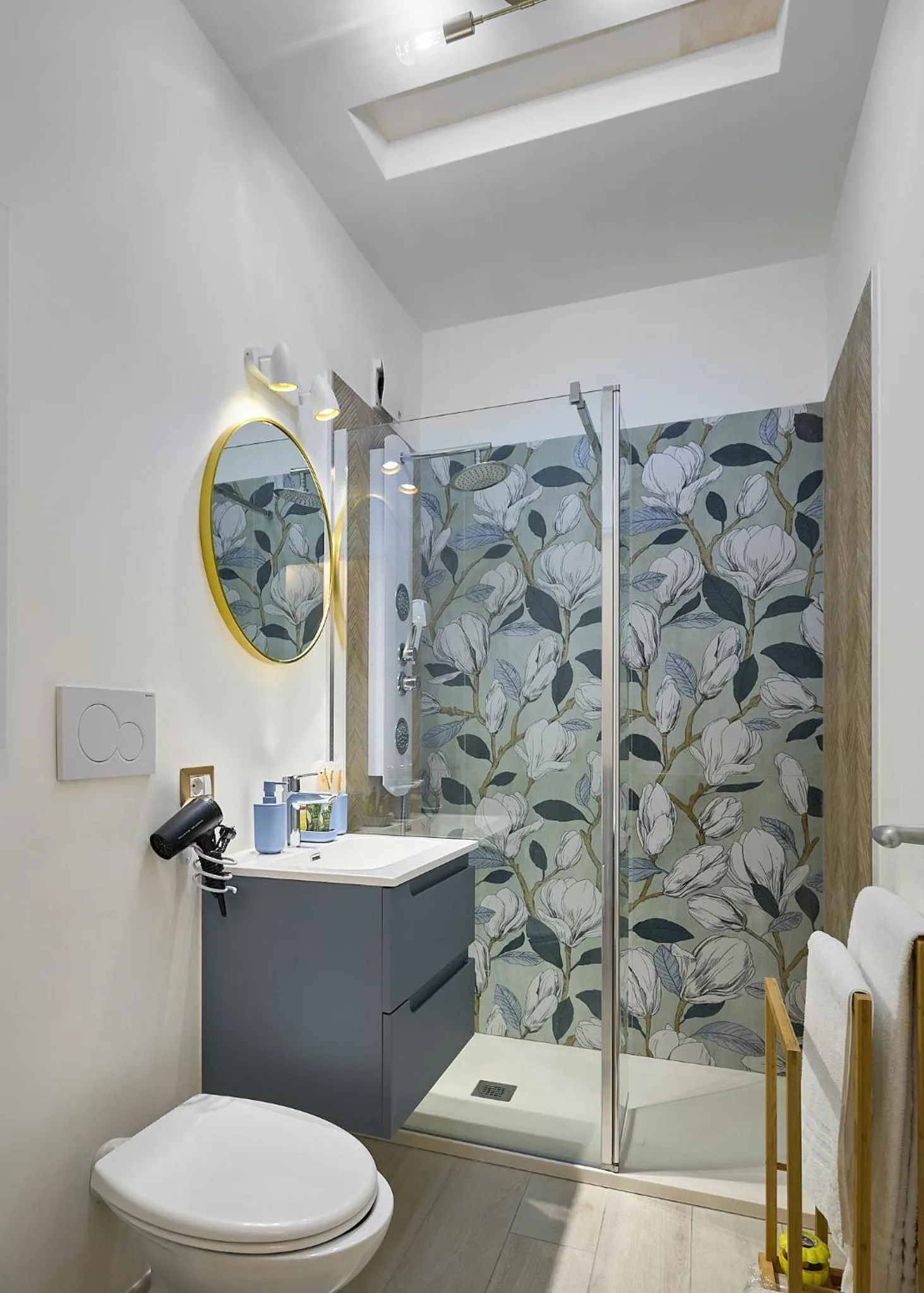 Shower in Merulana Suite Apartment