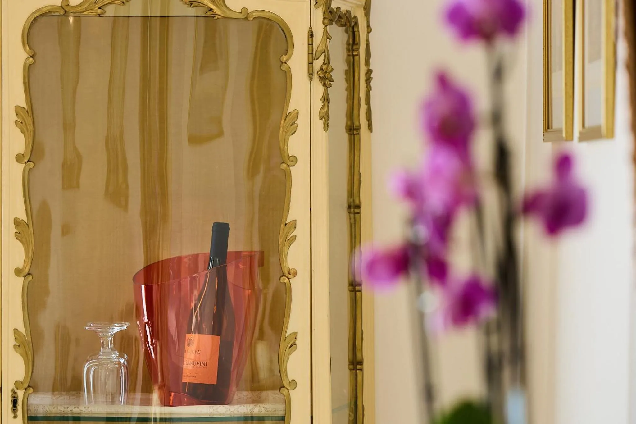 Food and drinks in Merulana Suite Apartment