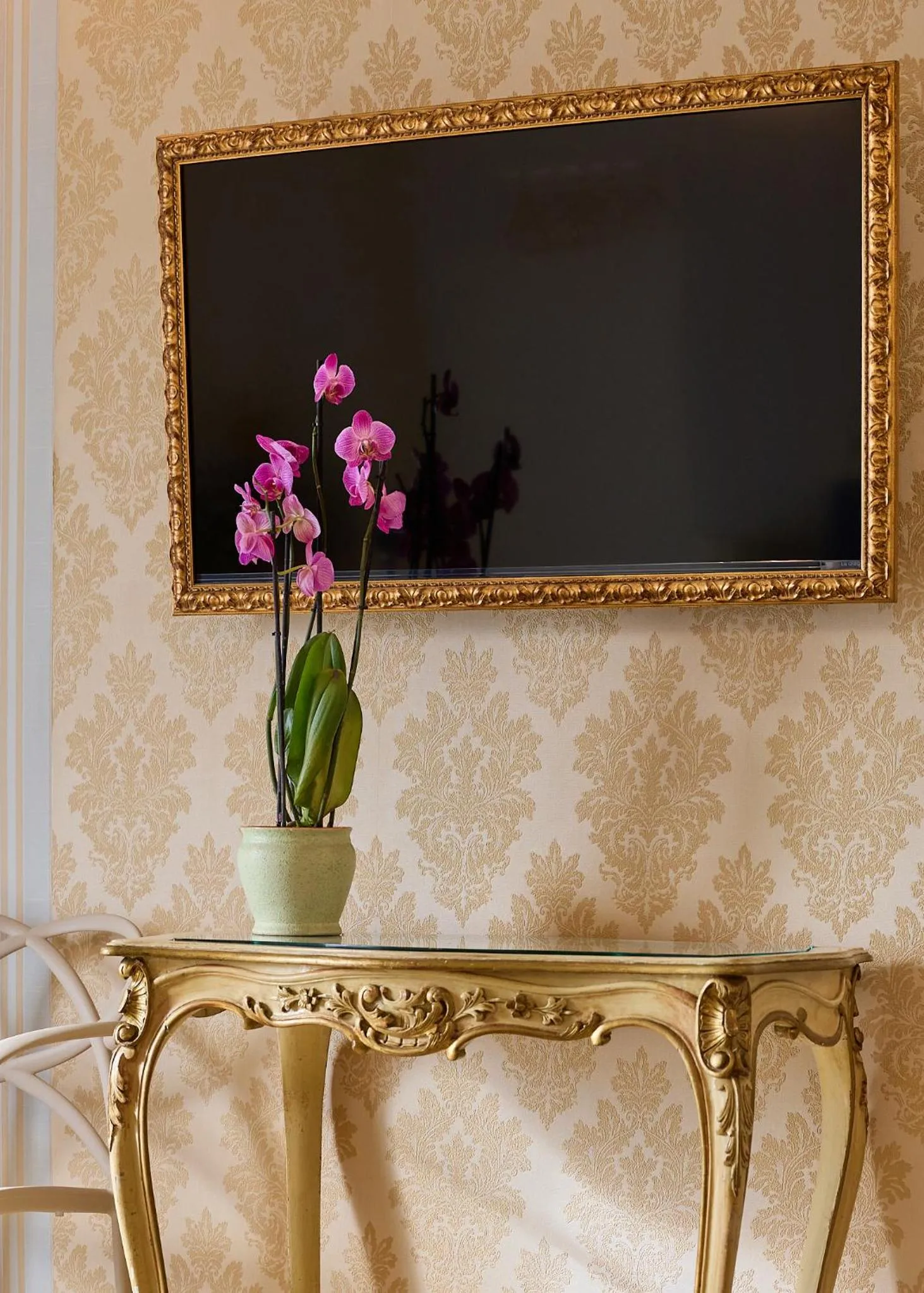 TV and multimedia in Merulana Suite Apartment