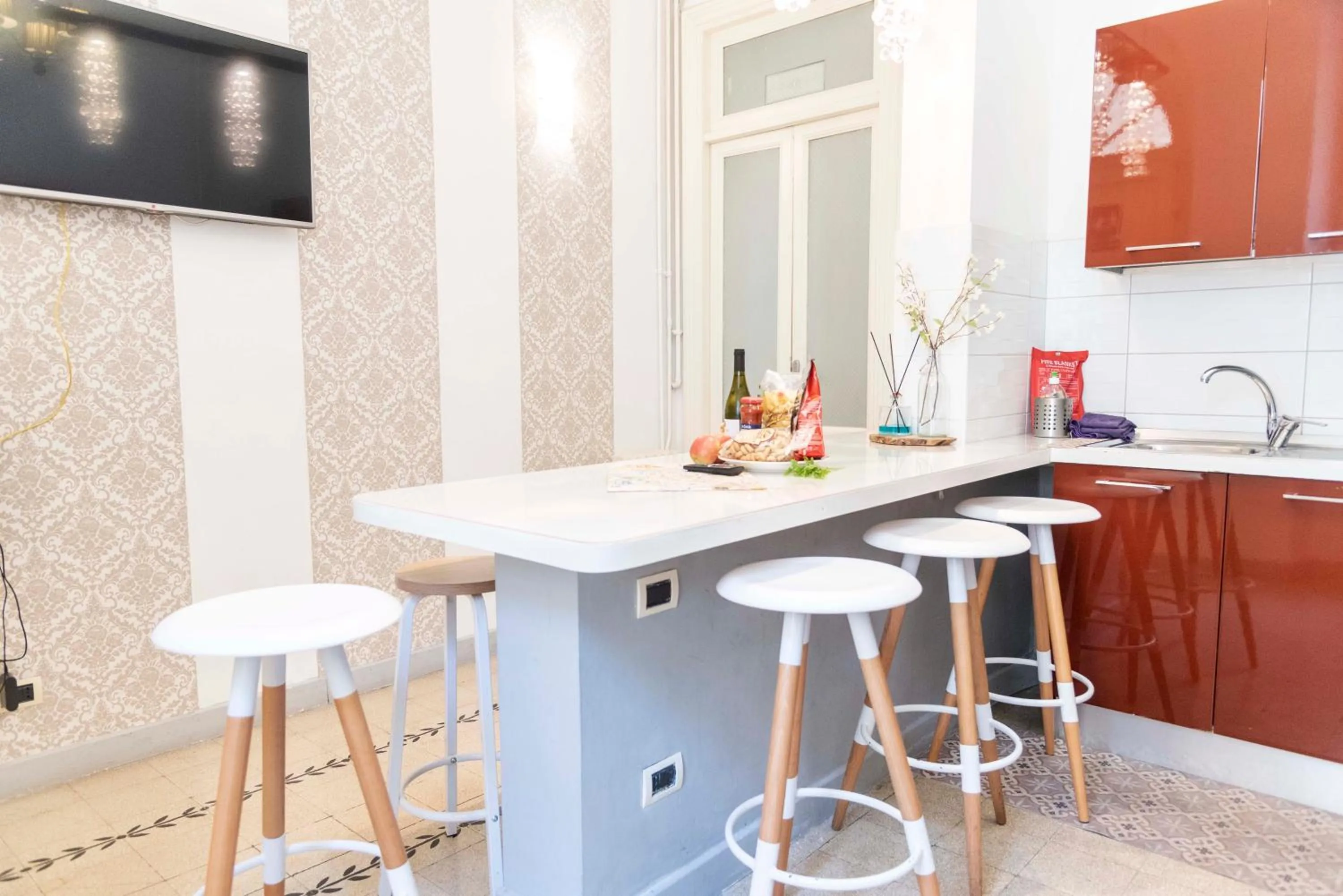 TV and multimedia in Merulana Suite Apartment