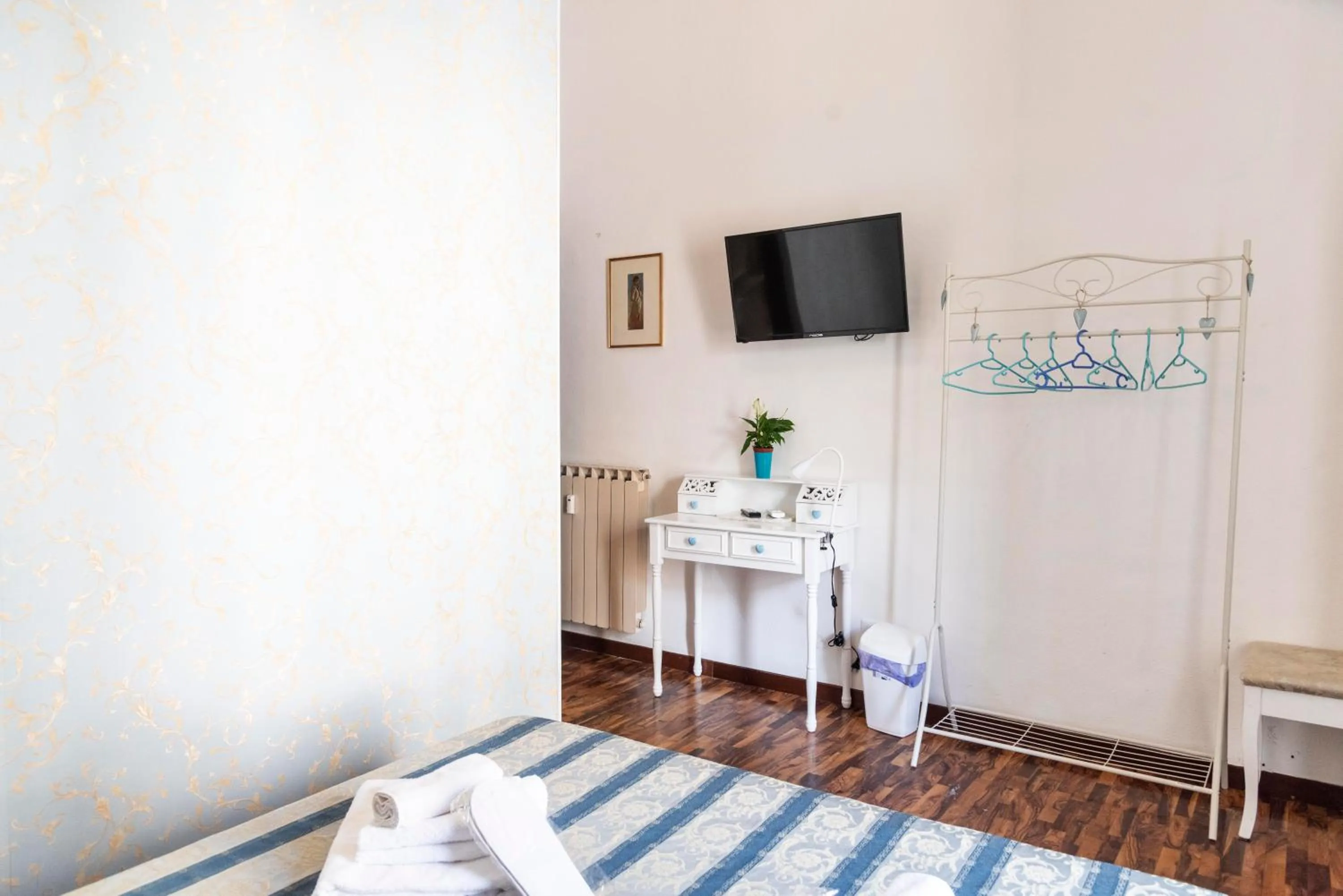 TV and multimedia, Bed in Merulana Suite Apartment