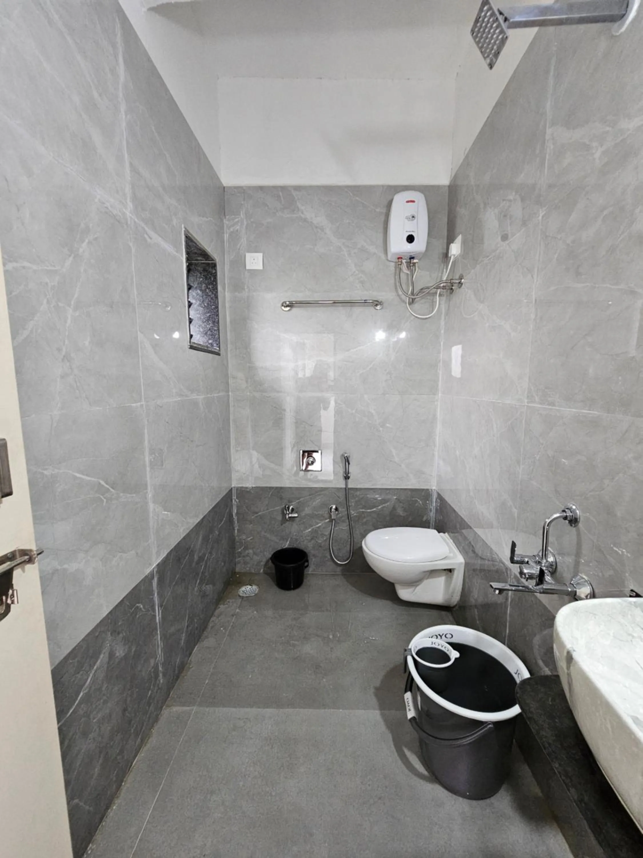 Shower in Hotel Randha and Lodging