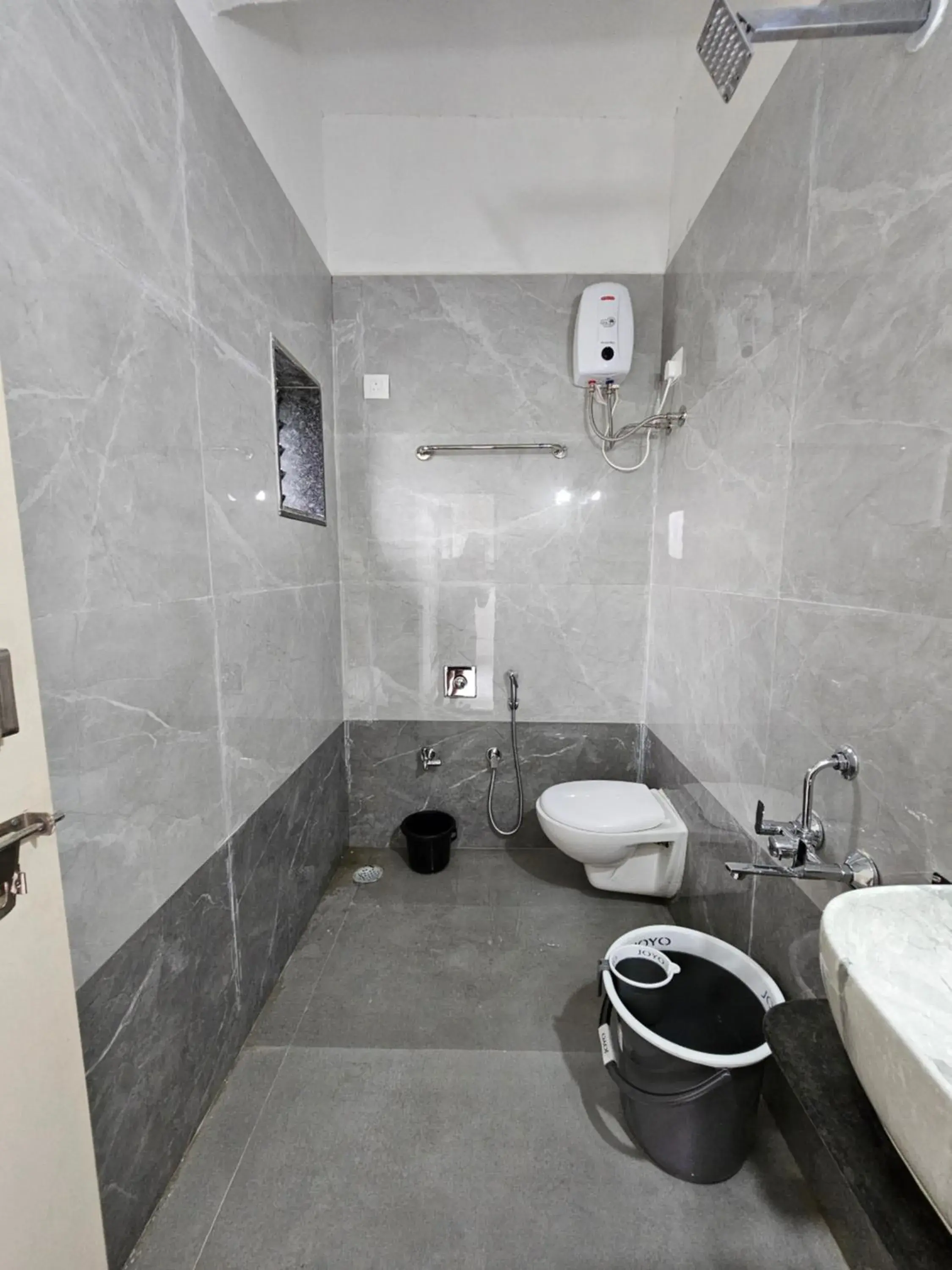 Shower in Hotel Randha and Lodging Shower in Hotel Randha and Lodging