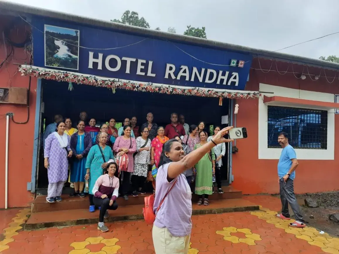 Restaurant/places to eat in Hotel Randha and Lodging Restaurant/places to eat in Hotel Randha and Lodging