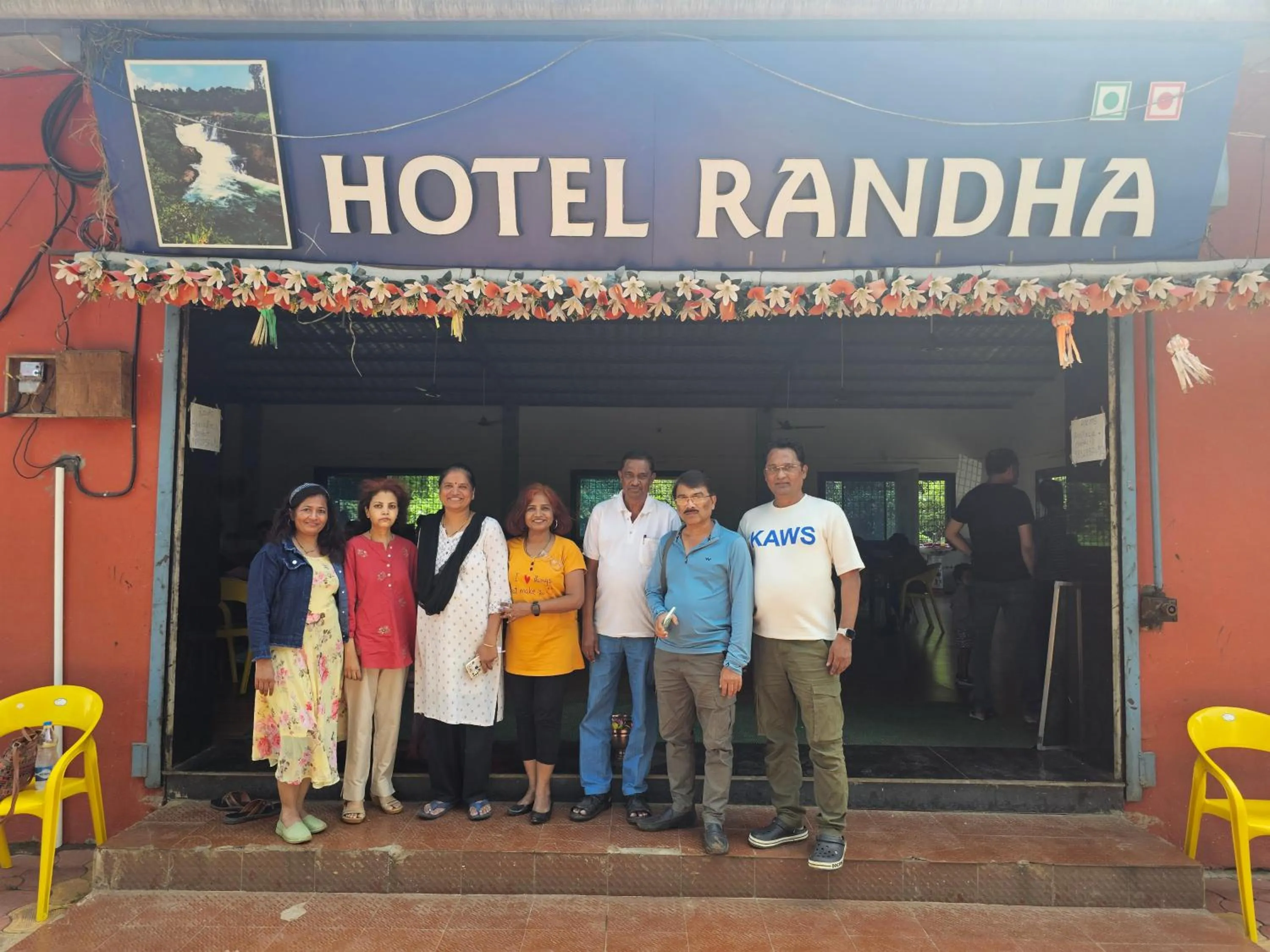 Restaurant/places to eat in Hotel Randha and Lodging