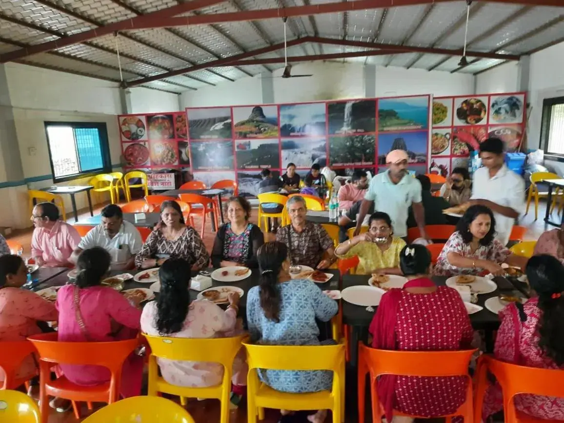 Restaurant/places to eat in Hotel Randha and Lodging Restaurant/places to eat in Hotel Randha and Lodging