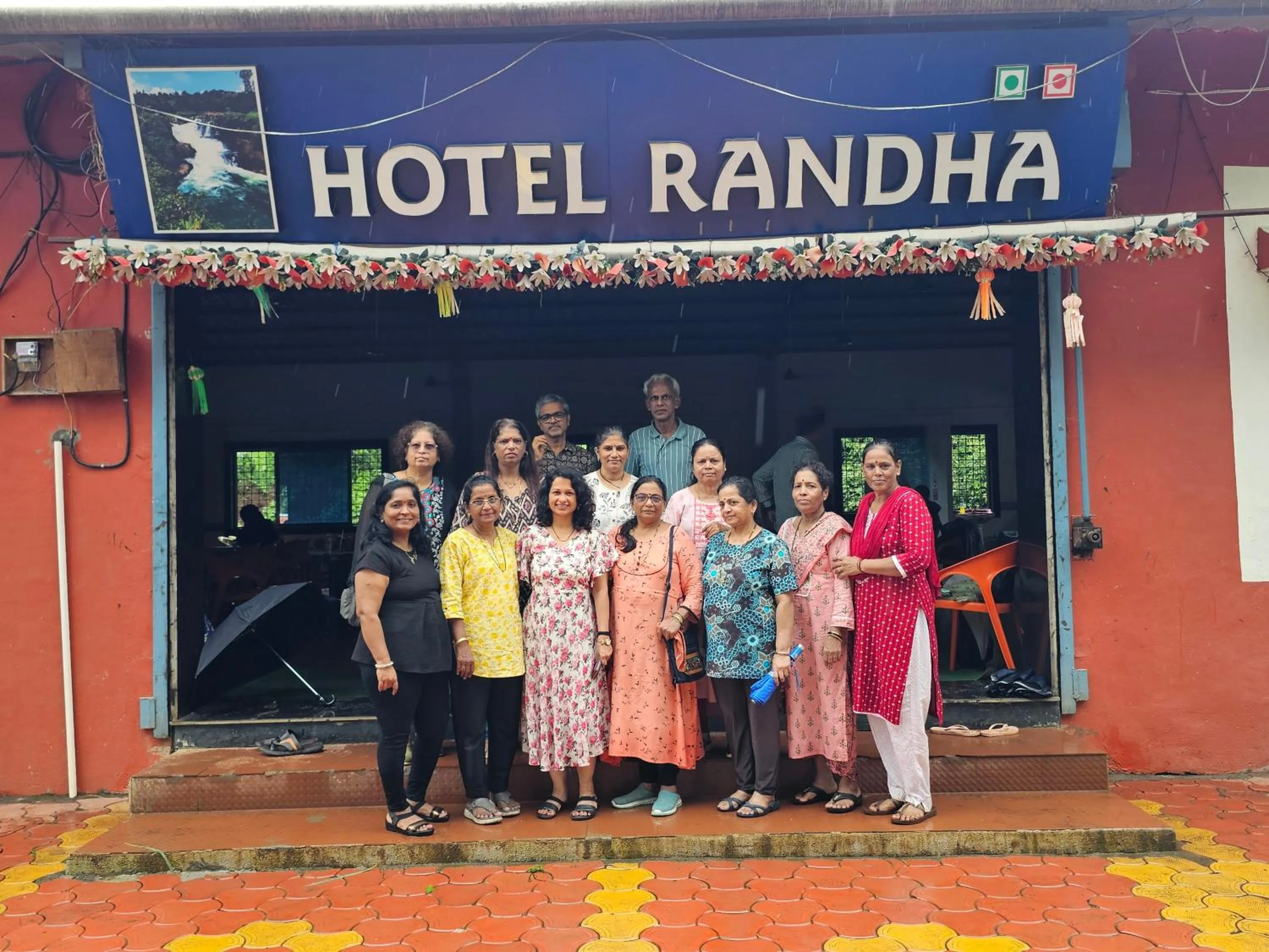 Restaurant/places to eat in Hotel Randha and Lodging