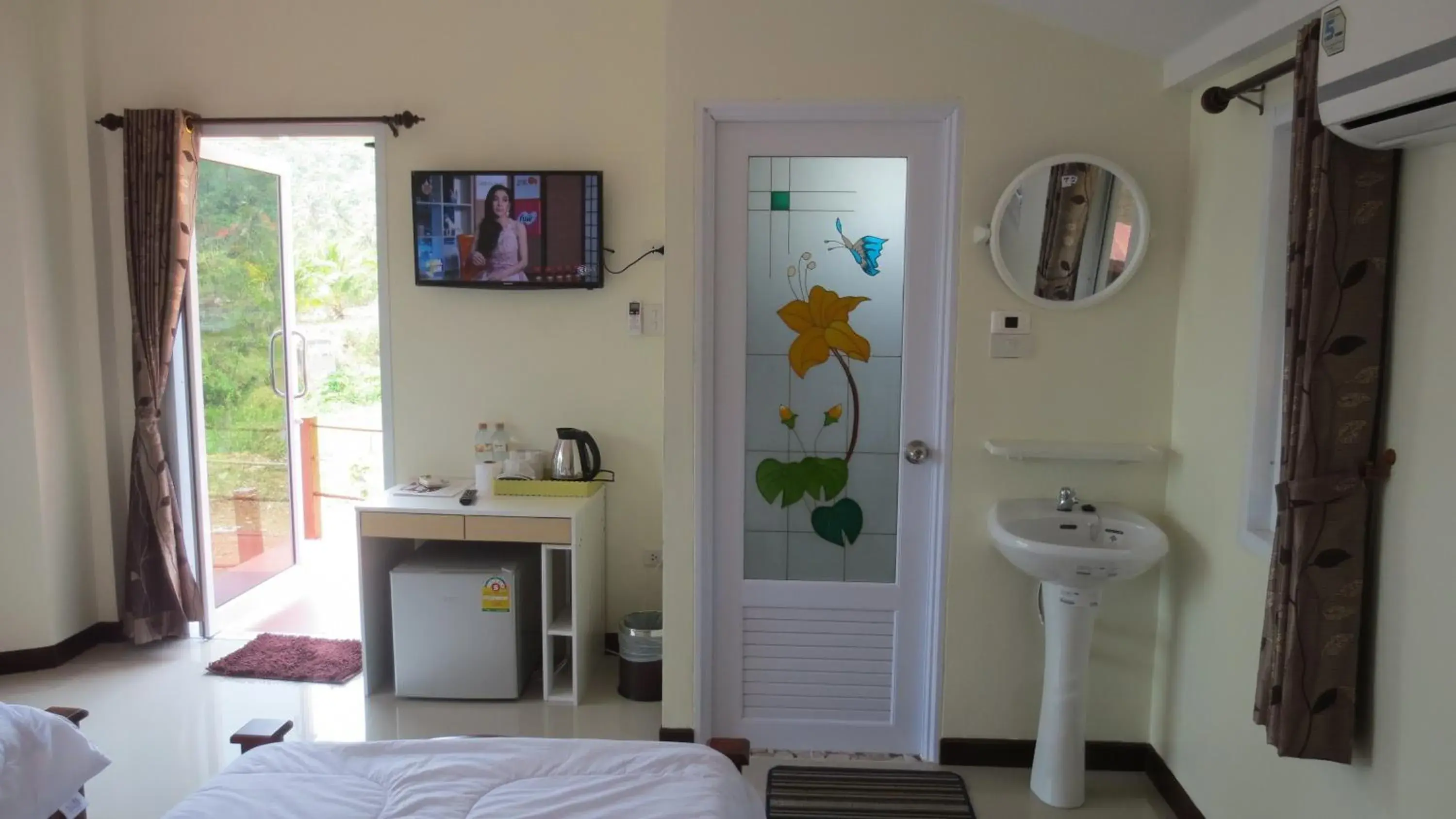 Coffee/tea facilities, Bed in Lomtalay Resort Trat Coffee/tea facilities, Bed in Lomtalay Resort Trat