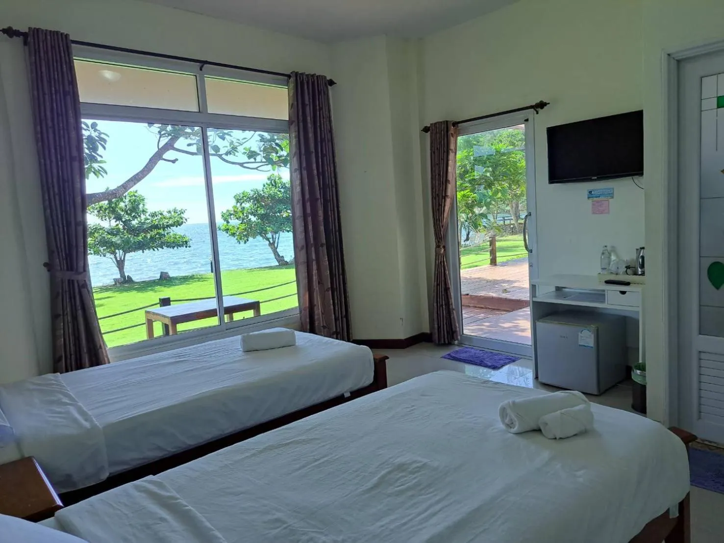 Property building, Bed in Lomtalay Resort Trat