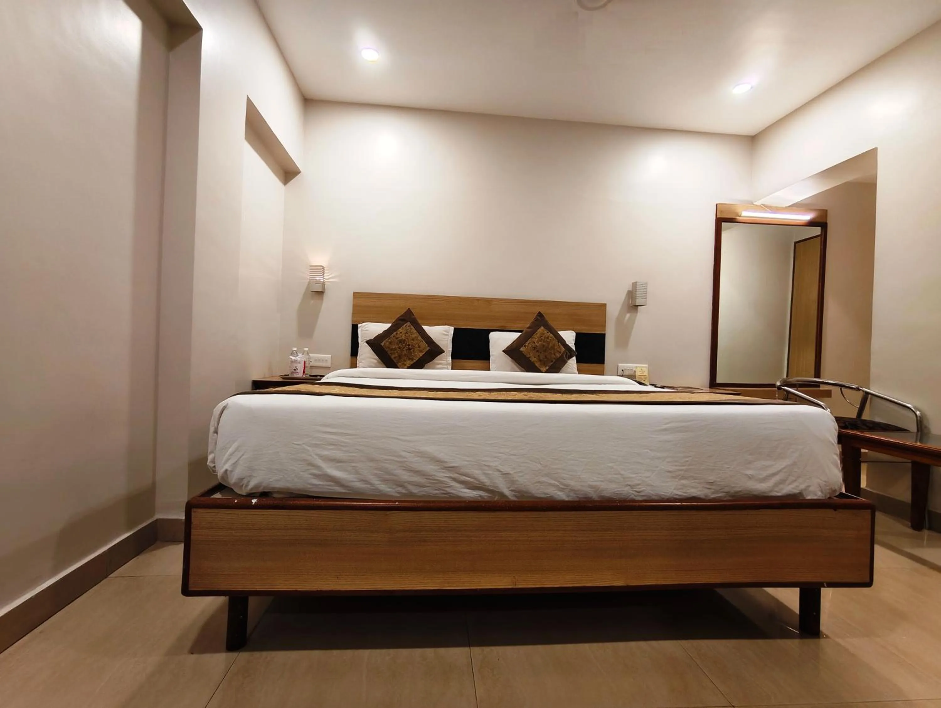 Bedroom, Bed in Hotel Simran - Raipur Junction
