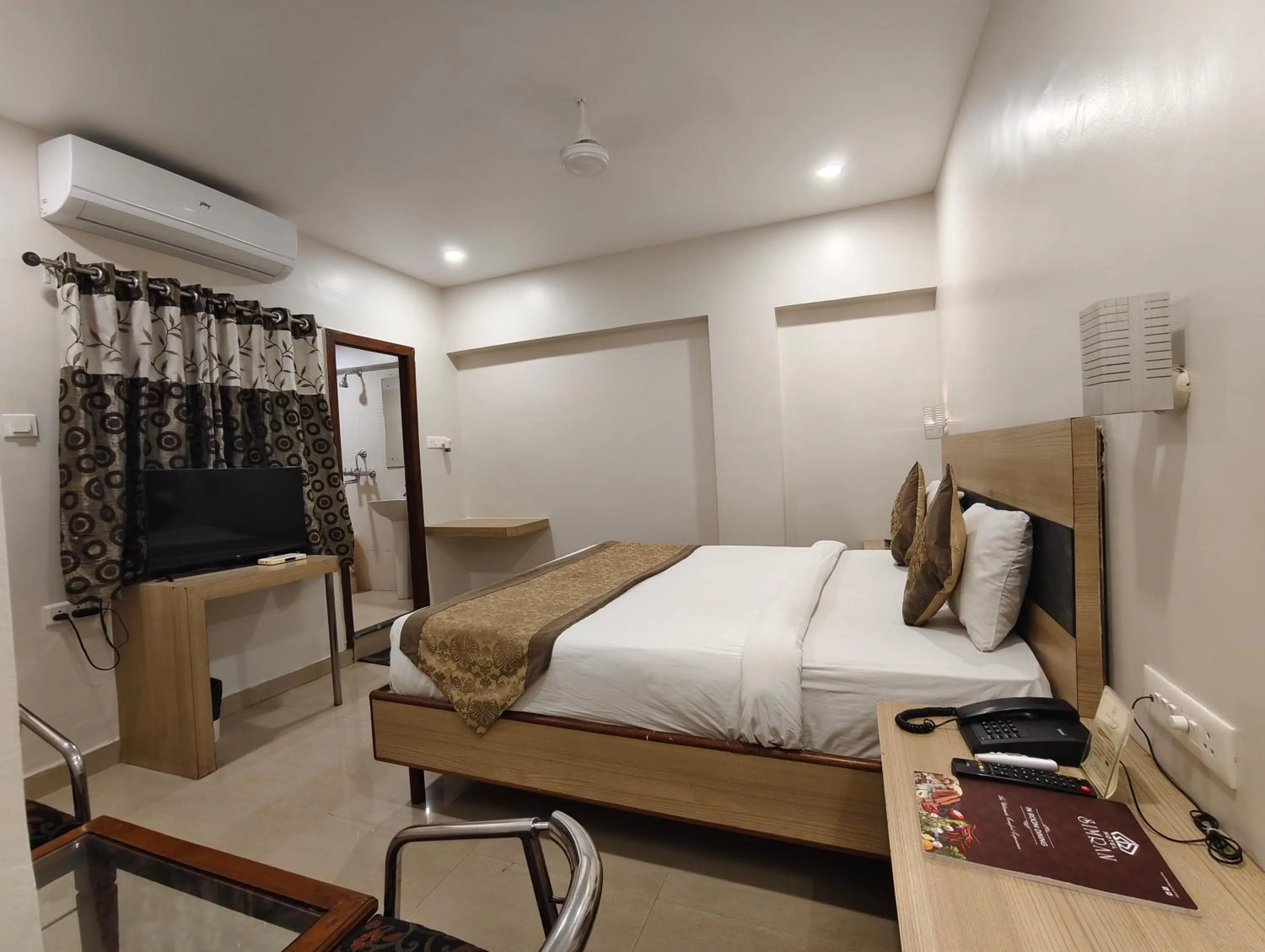Photo of the whole room, Bed in Hotel Simran - Raipur Junction