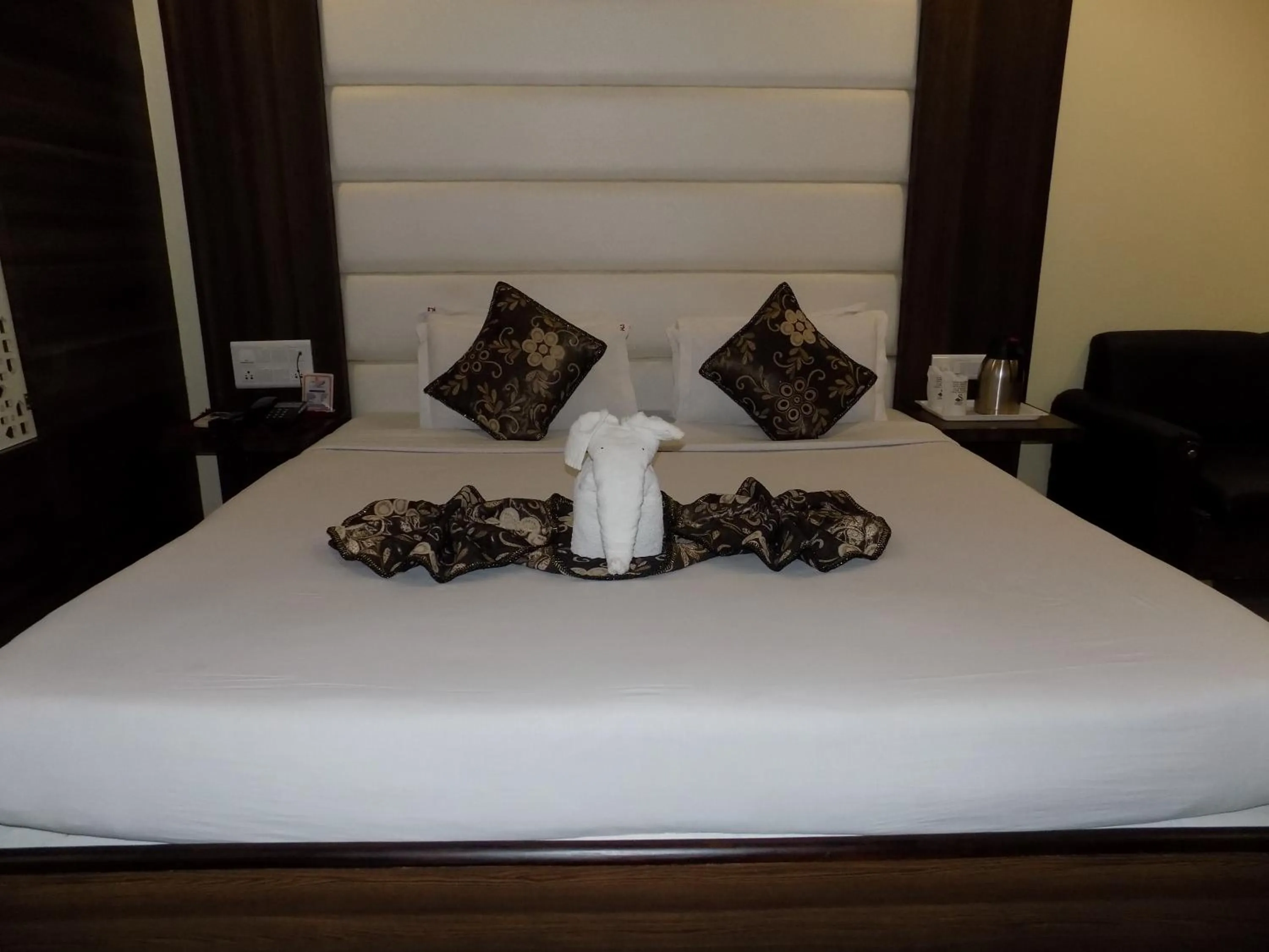 Bedroom, Bed in Hotel Simran - Raipur Junction