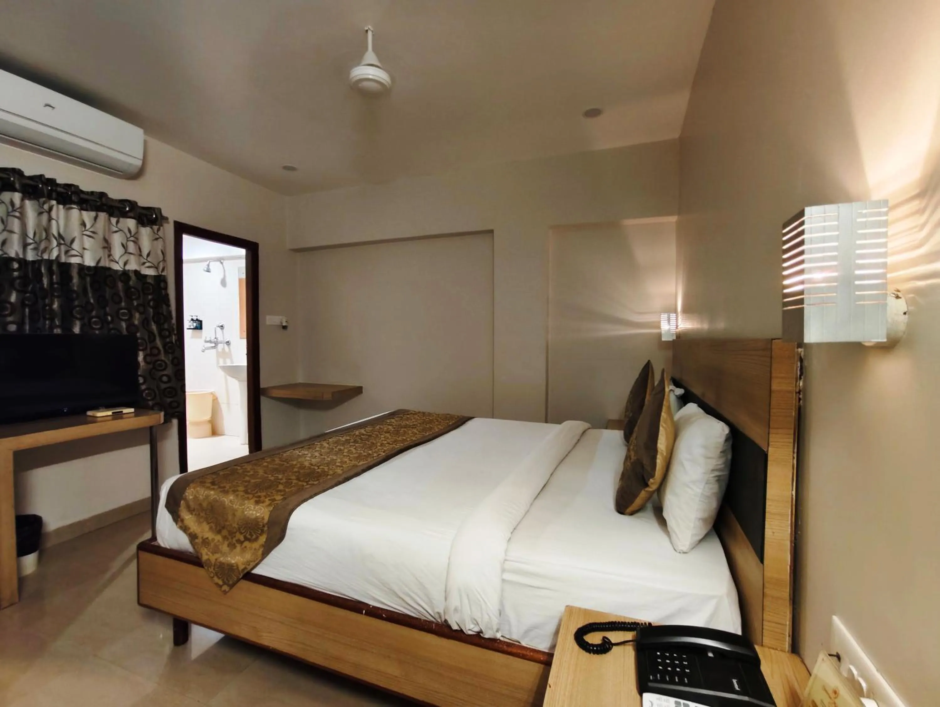 Photo of the whole room, Bed in Hotel Simran - Raipur Junction