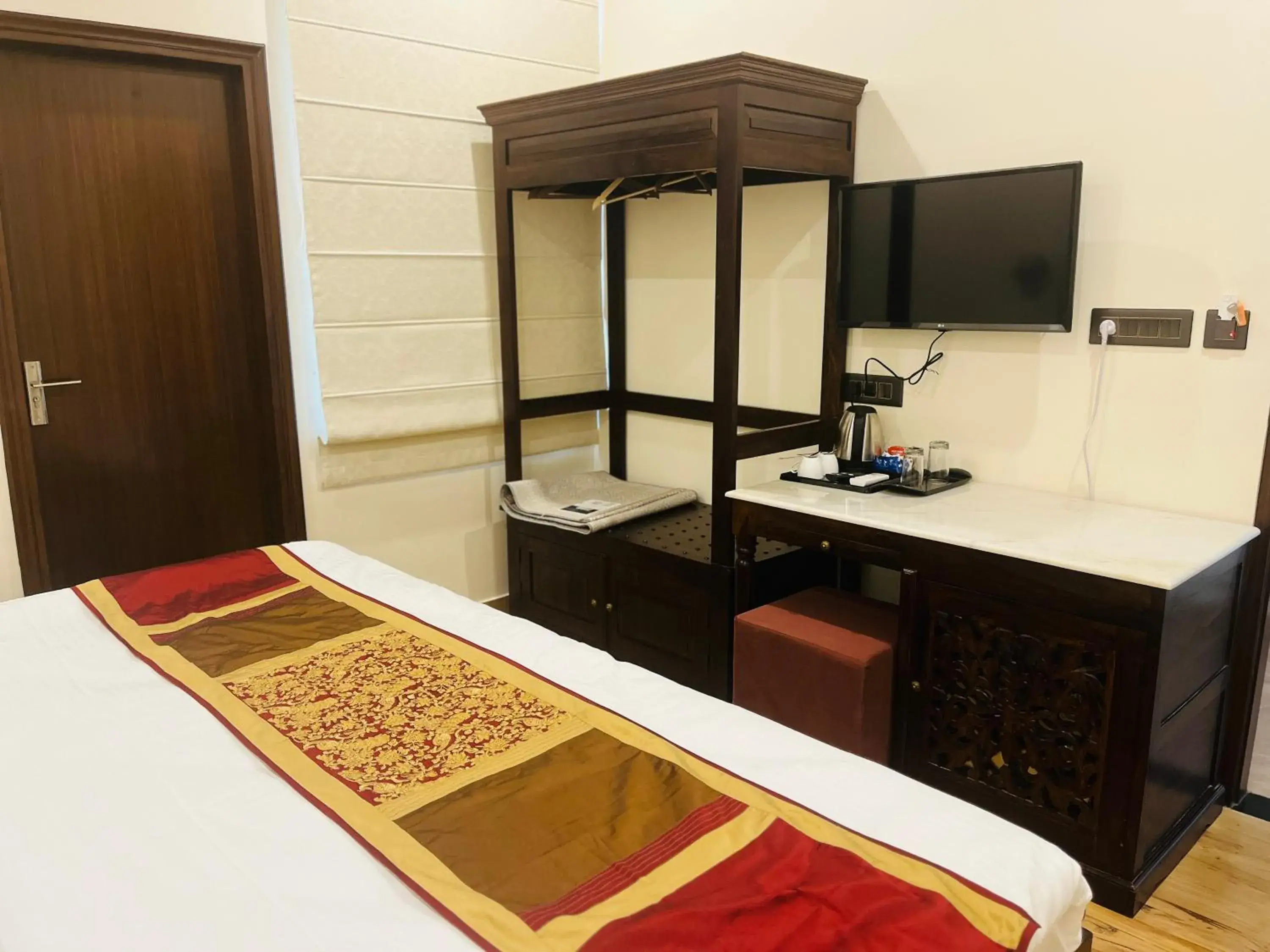 TV and multimedia, Bed in Harnawa Haveli - A Boutique Heritage Stay TV and multimedia, Bed in Harnawa Haveli - A Boutique Heritage Stay