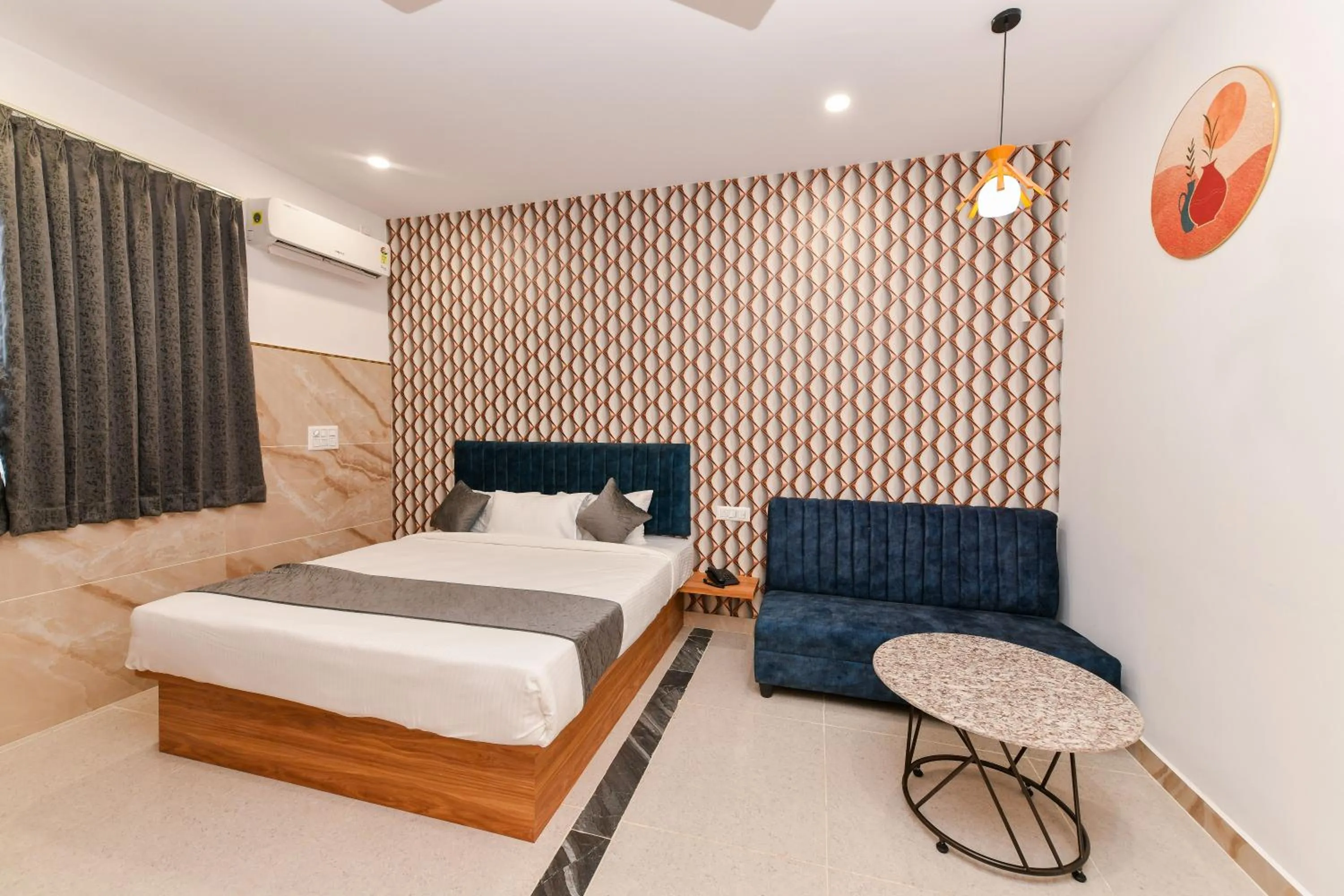 Bed in Hotel Shine International