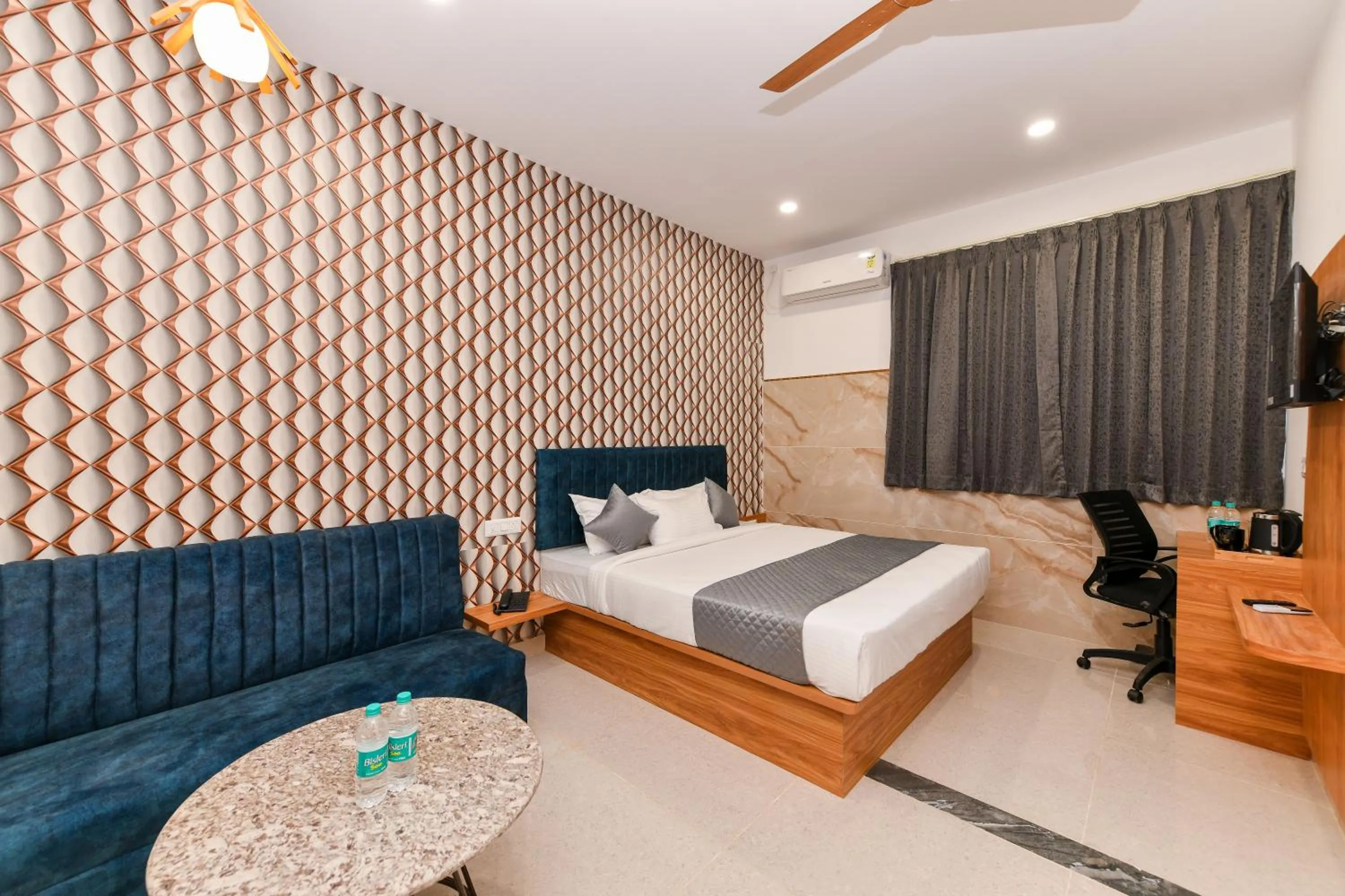 Bed in Hotel Shine International