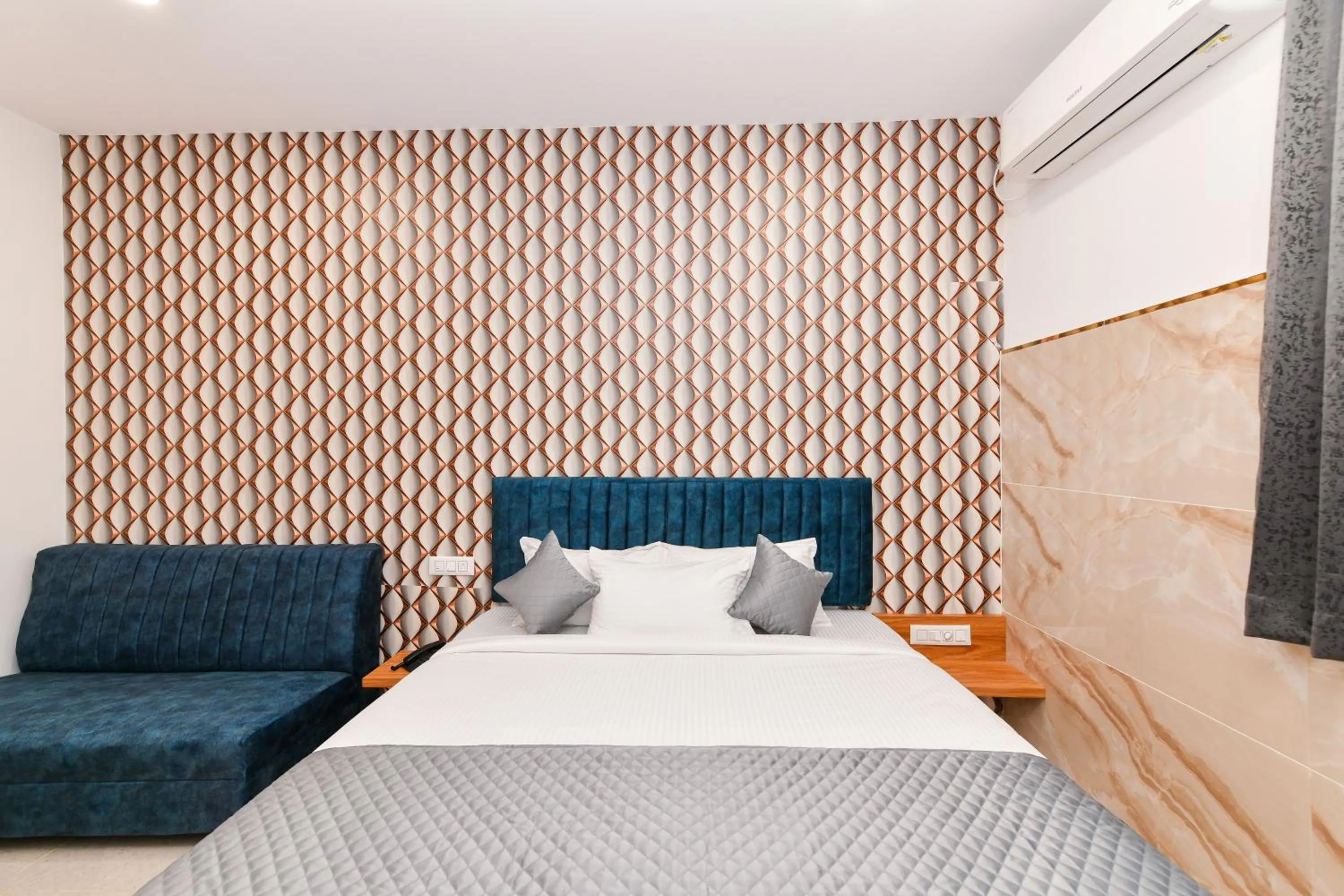 Bed in Hotel Shine International