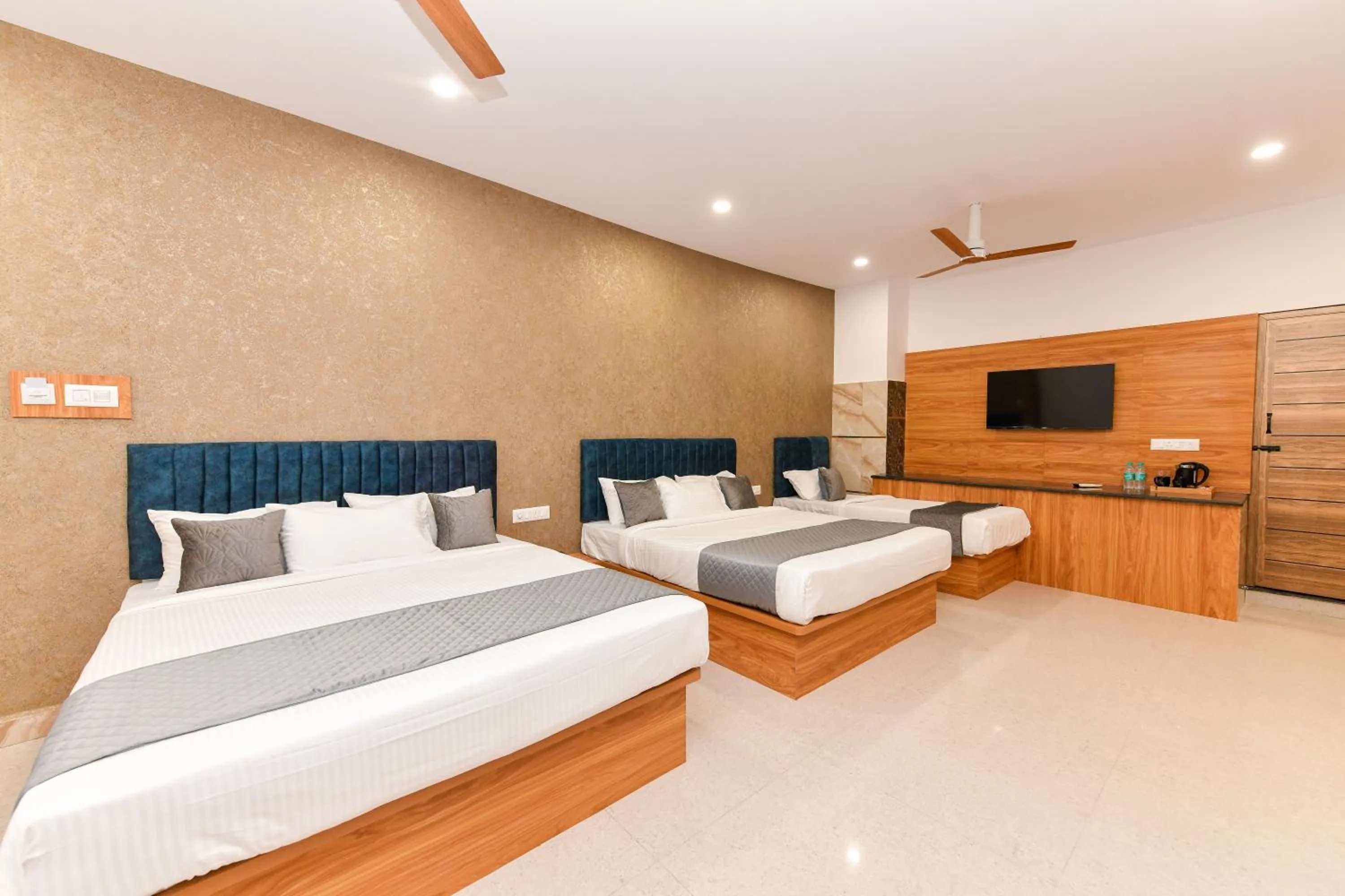 Bed in Hotel Shine International