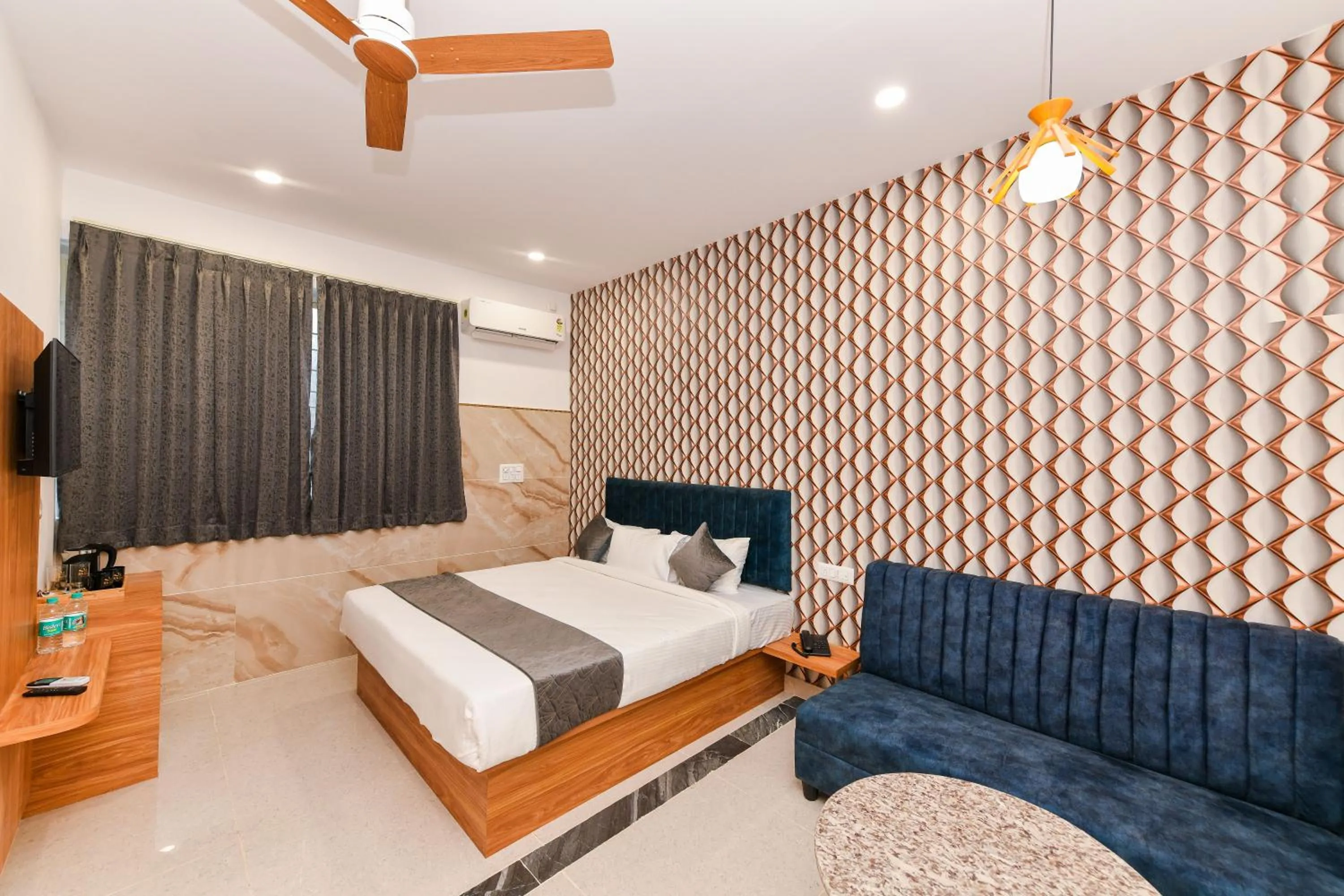 View (from property/room), Bed in Hotel Shine International