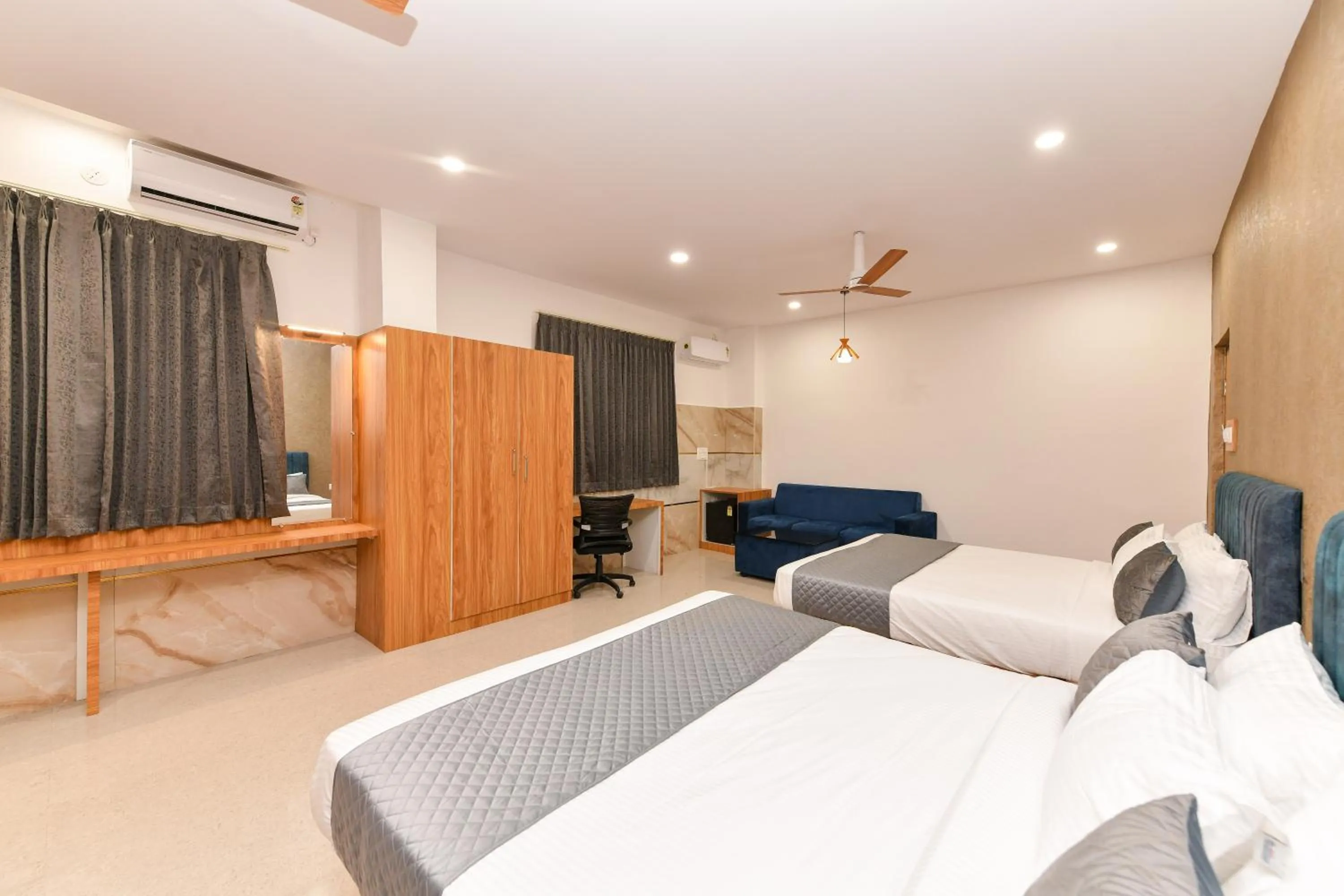 Photo of the whole room, Bed in Hotel Shine International