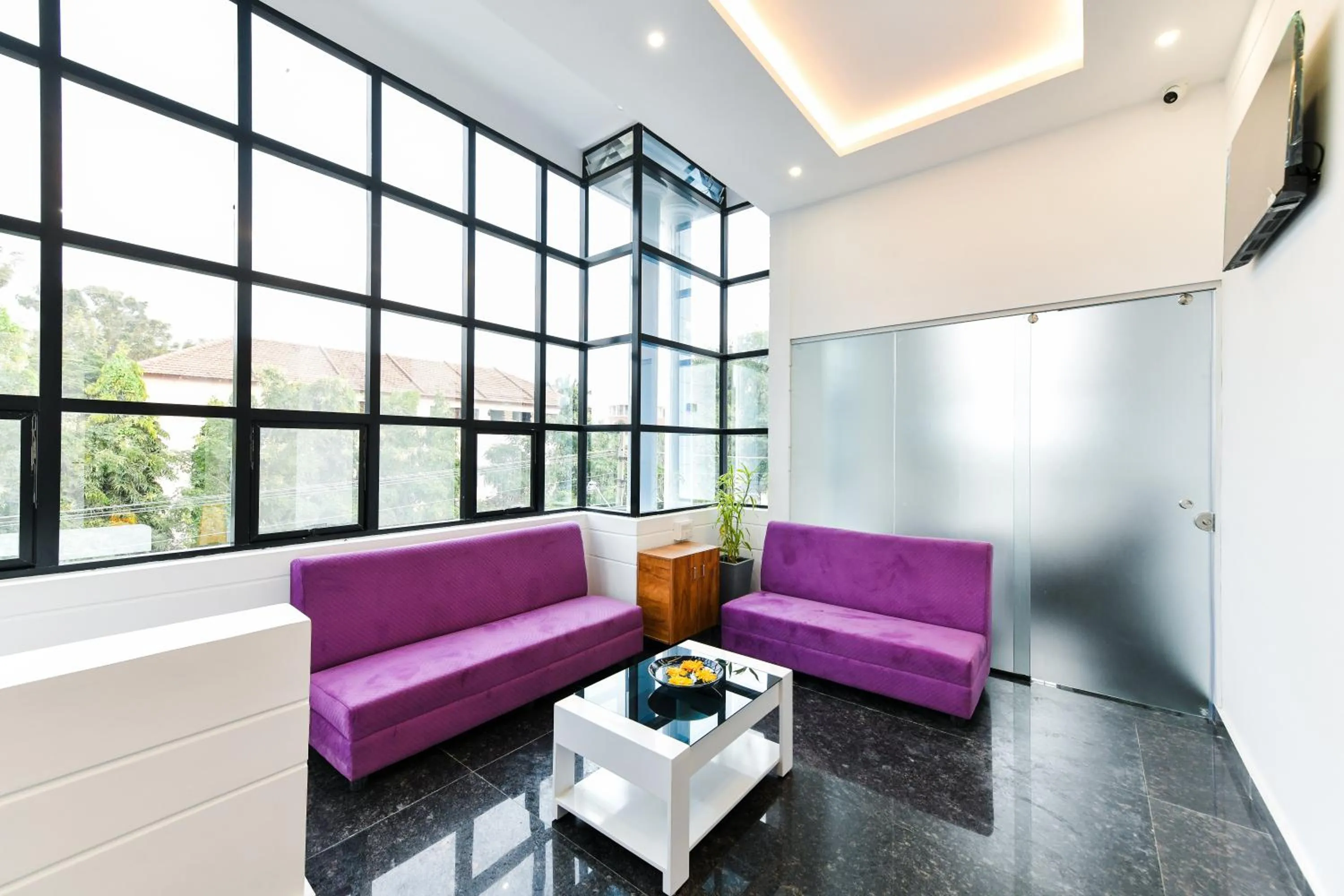 Communal lounge/ TV room in Hotel Shine International