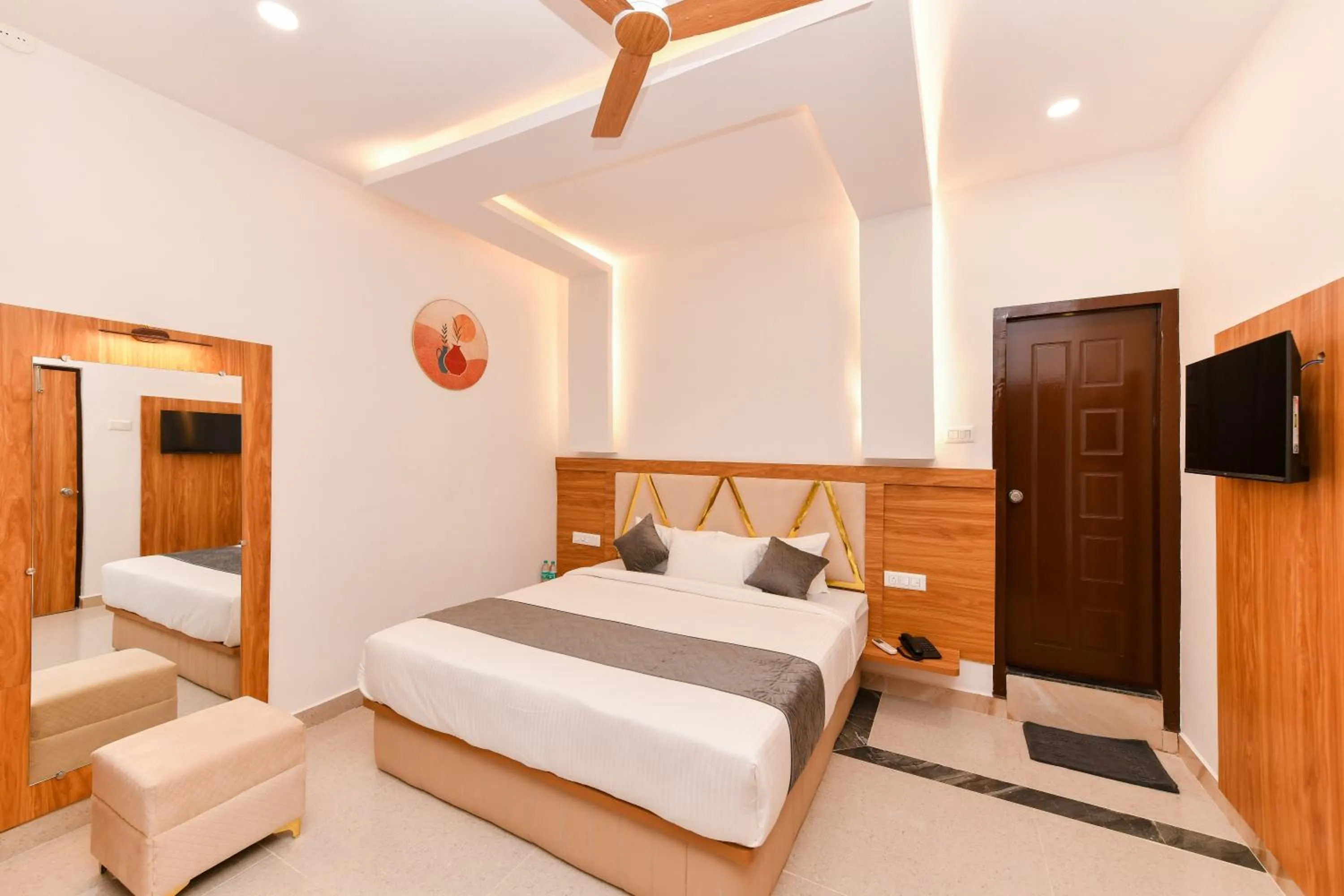 View (from property/room), Bed in Hotel Shine International