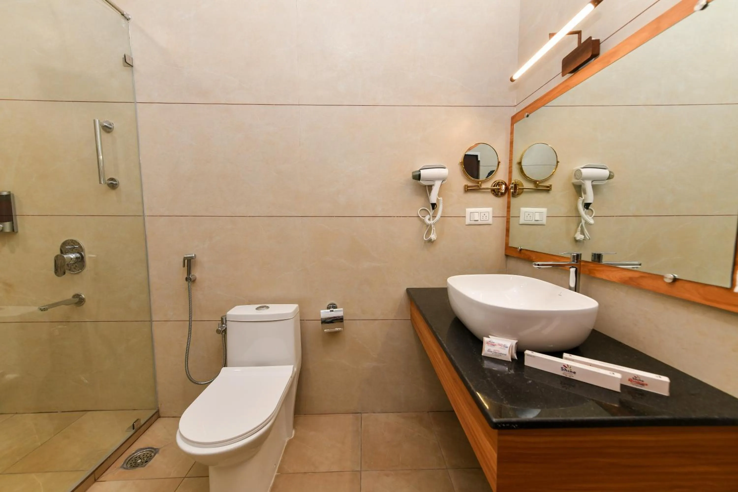 Toilet in Hotel Shine International