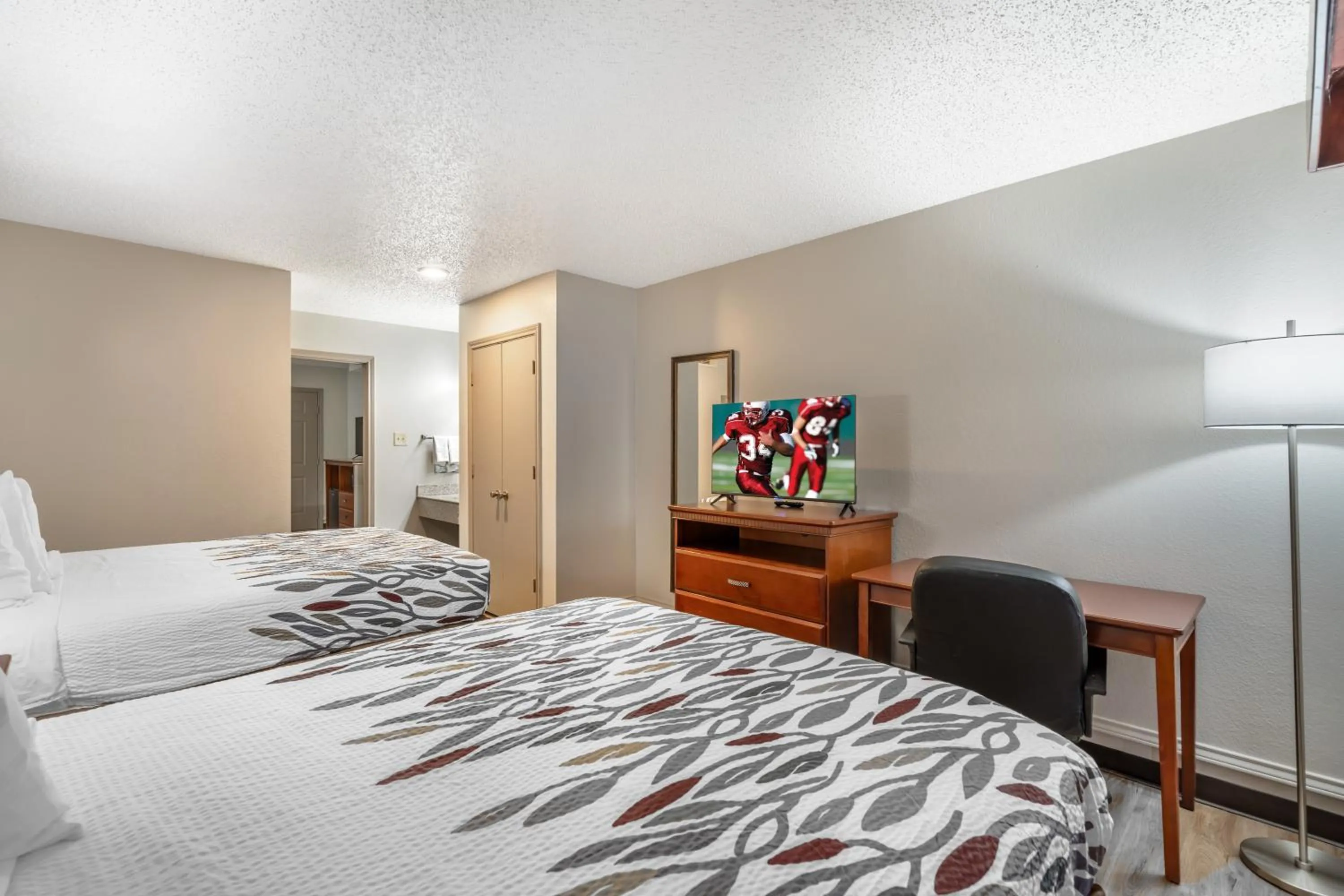 Bedroom, Bed in Red Roof Inn & Suites Sulphur Springs