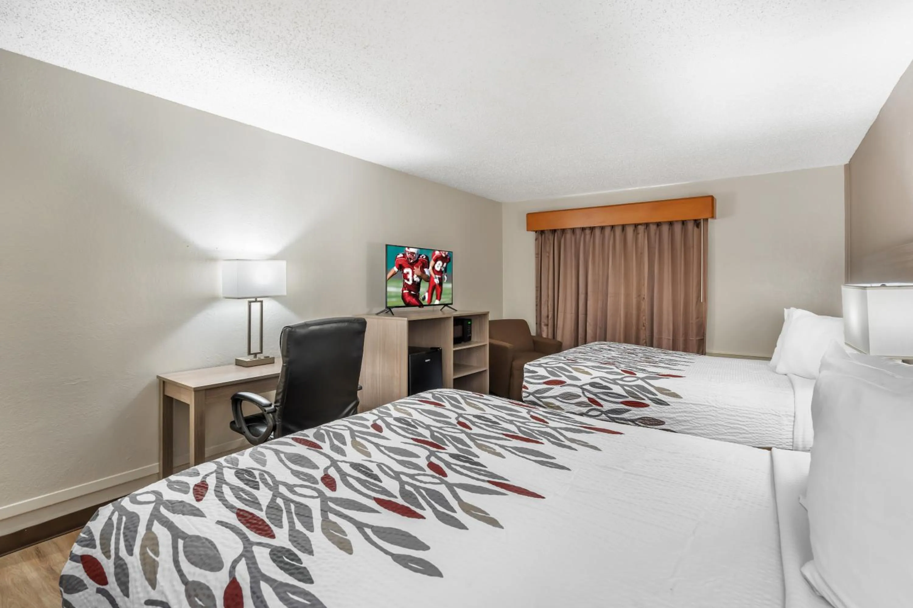 Bedroom, Bed in Red Roof Inn & Suites Sulphur Springs