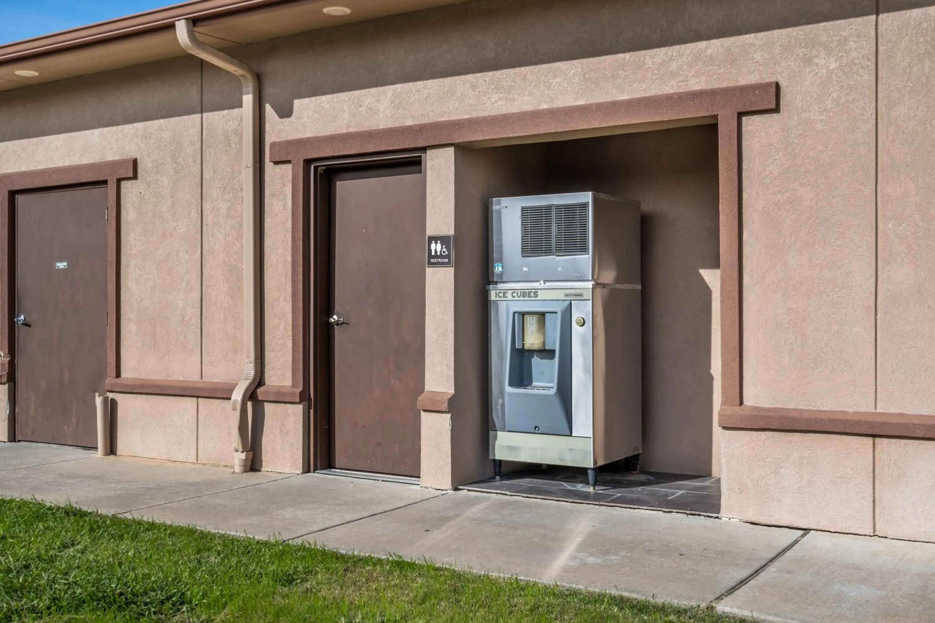 vending machine in Red Roof Inn & Suites Sulphur Springs