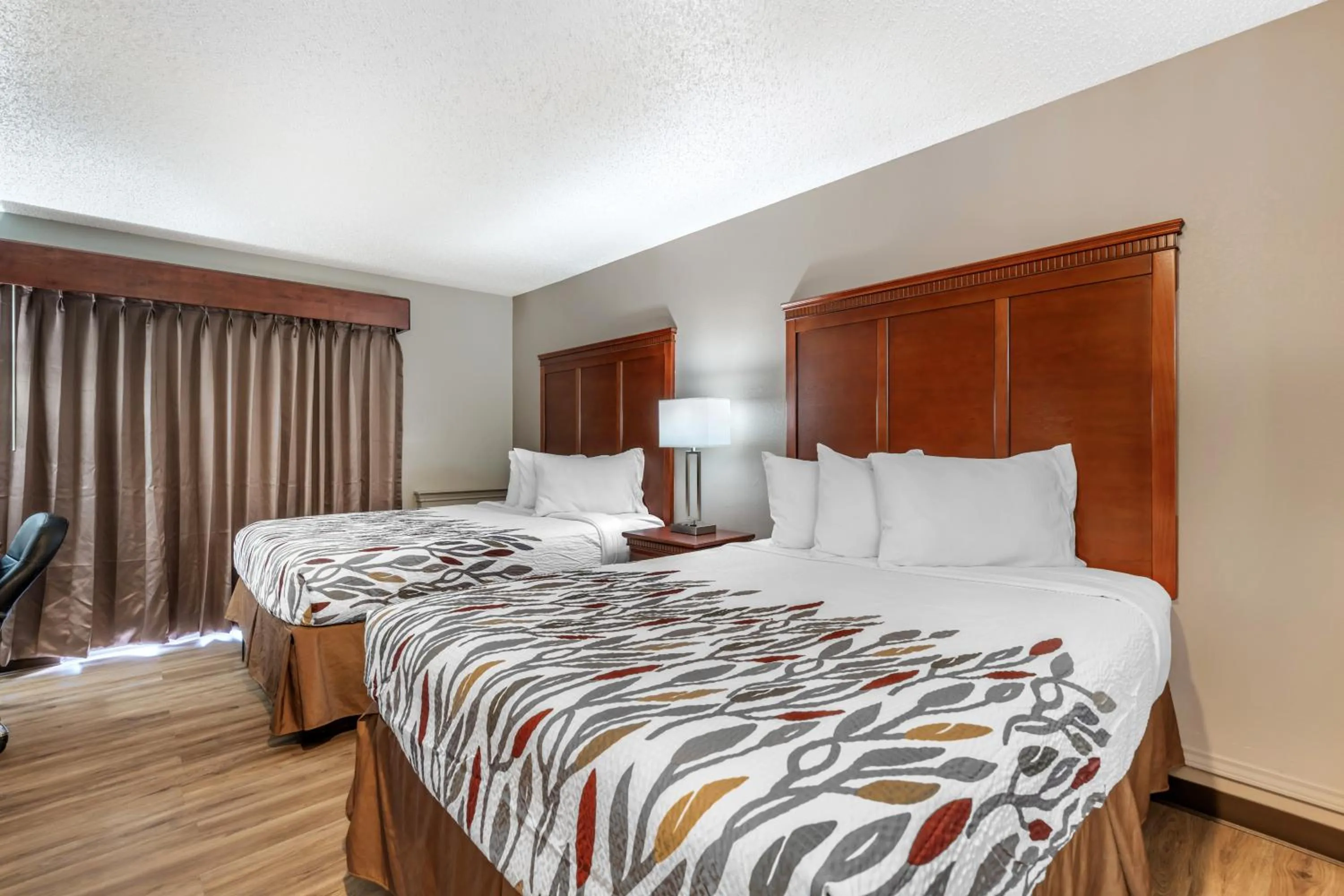 Bed in Red Roof Inn & Suites Sulphur Springs